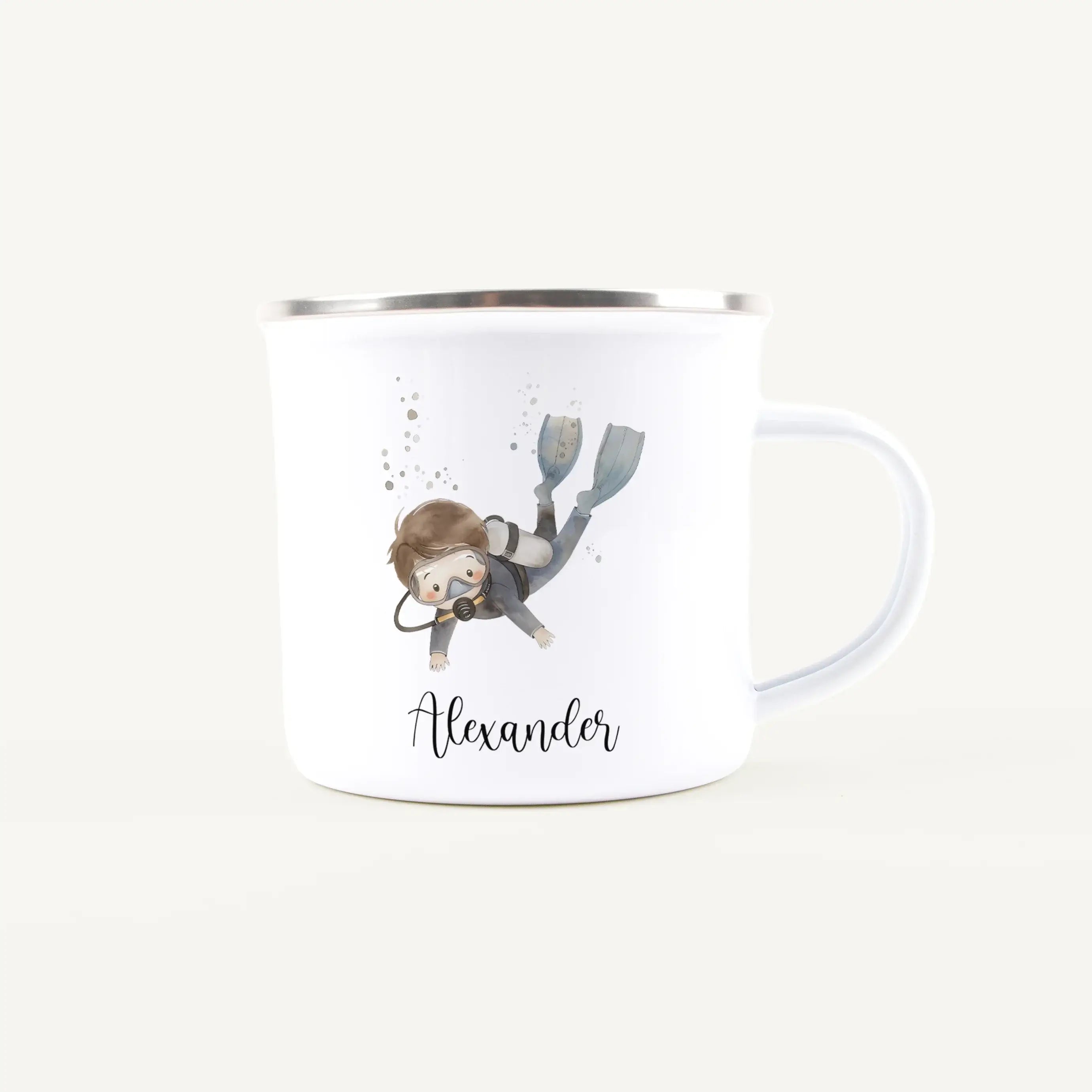 Emaille Tasse Taucher-Emaille Tasse-famprints-Tauchen, entdecken, träumen – die Emaille Tasse Taucher von famprints ist genau das Richtige für Kinder, die das Meer lieben und gern auf kleine Abenteuer gehen. Mit einem liebevoll gestalteten Unterwasser-Mot