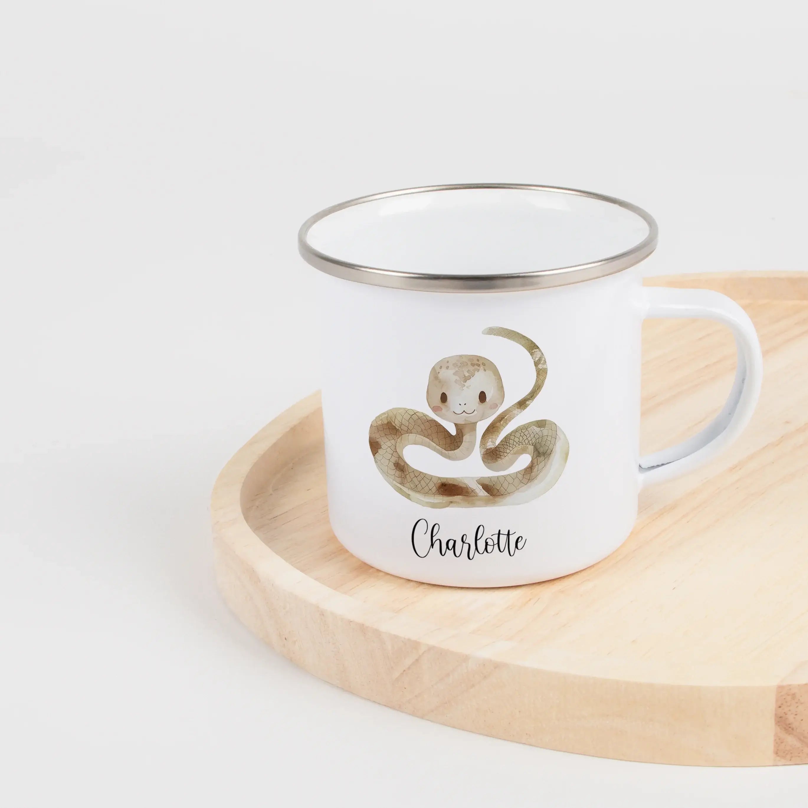 Emaille Tasse Schlange-Emaille Tasse-famprints-Die Emaille Tasse Schlange von famprints ist ein liebevoll gestalteter Becher mit Namen, der perfekt in den Alltag von Kindern passt. Das verspielte Schlangenmotiv in sanften Farben macht die Tasse schnell zu