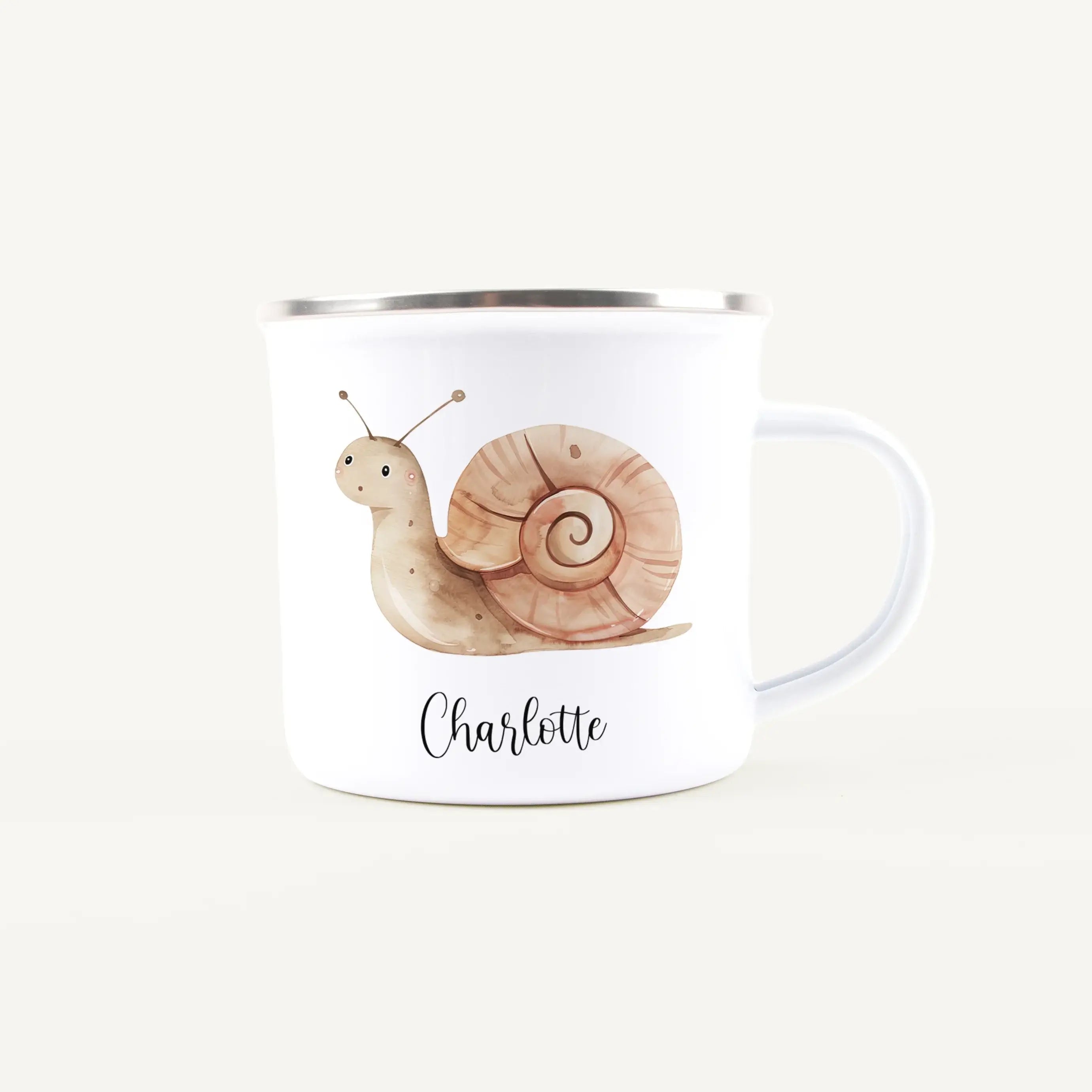 Emaille Tasse Schnecke-Emaille Tasse-famprints-Die Emaille Tasse Schnecke von famprints verbindet persönliches Design mit liebevoll gestalteten Motiven, die kleinen Entdeckern ein Lächeln schenken. Das freundlich illustrierte Schnecken-Motiv entsteht in h
