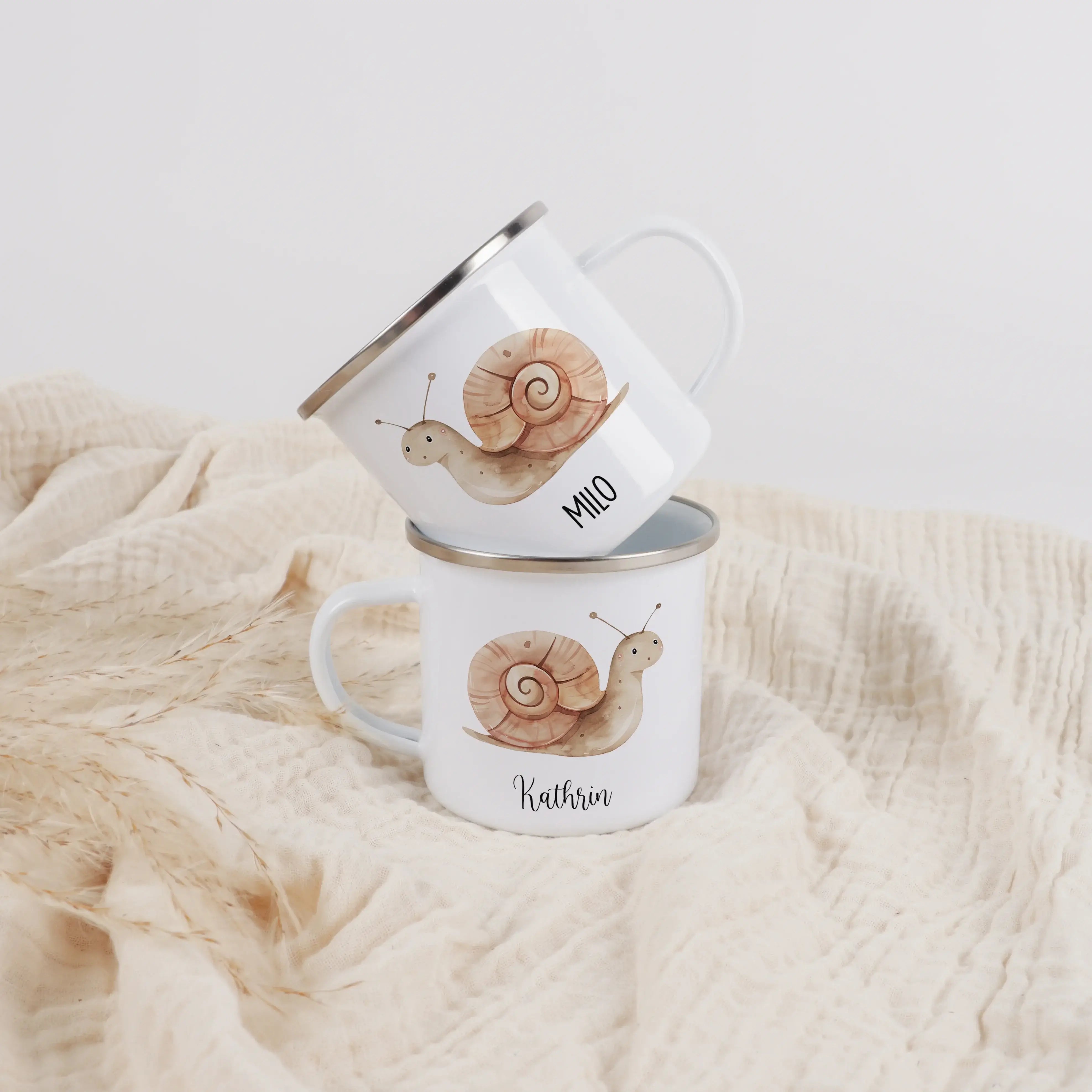 Emaille Tasse Schnecke-Emaille Tasse-famprints-Die Emaille Tasse Schnecke von famprints verbindet persönliches Design mit liebevoll gestalteten Motiven, die kleinen Entdeckern ein Lächeln schenken. Das freundlich illustrierte Schnecken-Motiv entsteht in h