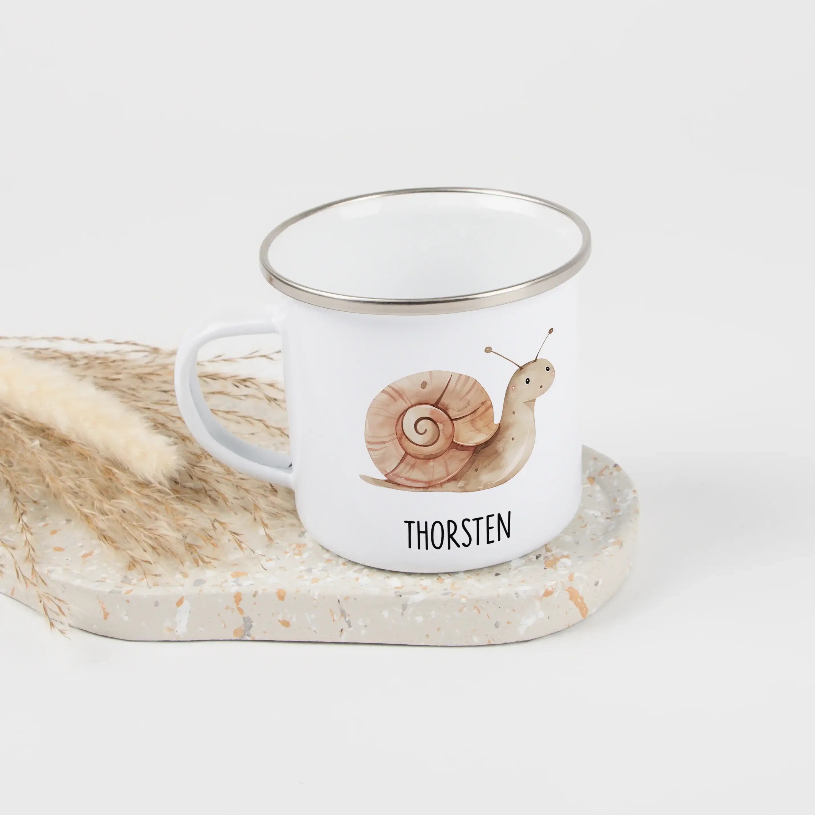 Emaille Tasse Schnecke-Emaille Tasse-famprints-Die Emaille Tasse Schnecke von famprints verbindet persönliches Design mit liebevoll gestalteten Motiven, die kleinen Entdeckern ein Lächeln schenken. Das freundlich illustrierte Schnecken-Motiv entsteht in h