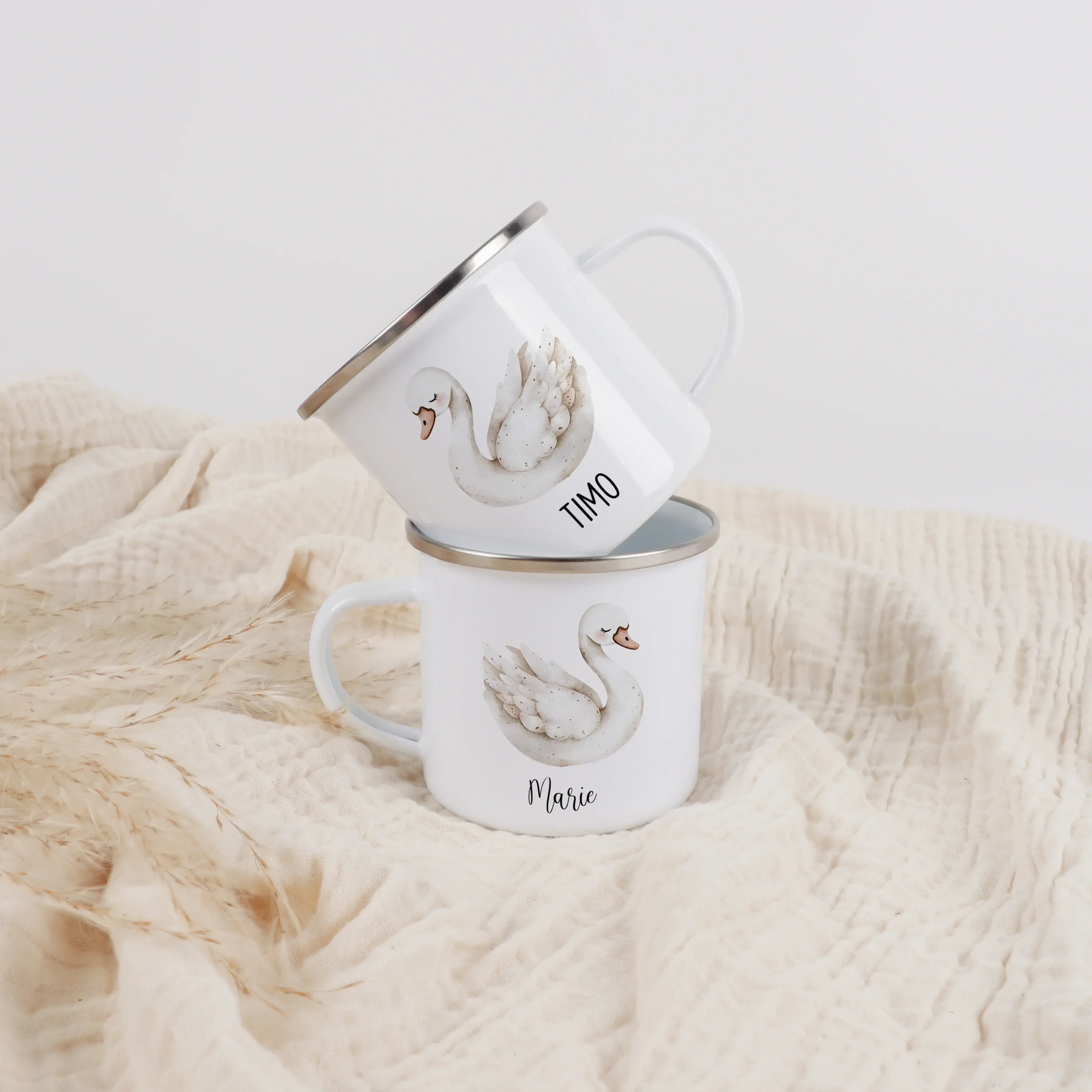 Emaille Tasse Schwan-Emaille Tasse-famprints-Die Emaille Tasse Schwan von famprints ist eine personalisierte Kindertasse, die Alltag und Geschenkidee perfekt verbindet. Das liebevoll illustrierte Schwan-Motiv im sanften Aquarellstil wird mit dem gewünscht