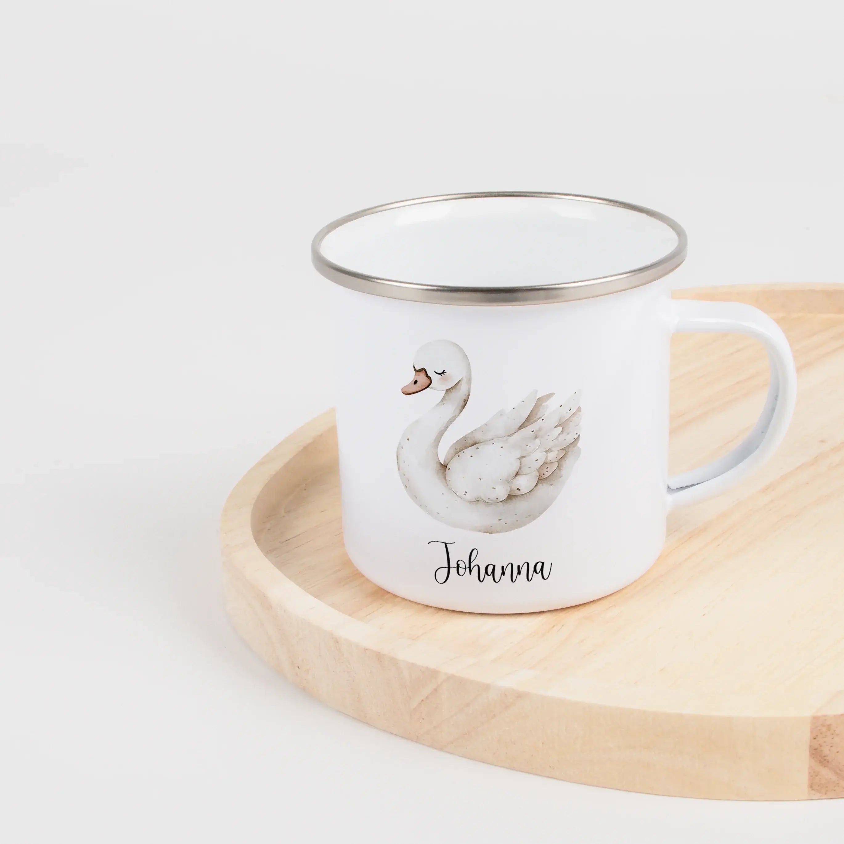 Emaille Tasse Schwan-Emaille Tasse-famprints-Die Emaille Tasse Schwan von famprints ist eine personalisierte Kindertasse, die Alltag und Geschenkidee perfekt verbindet. Das liebevoll illustrierte Schwan-Motiv im sanften Aquarellstil wird mit dem gewünscht
