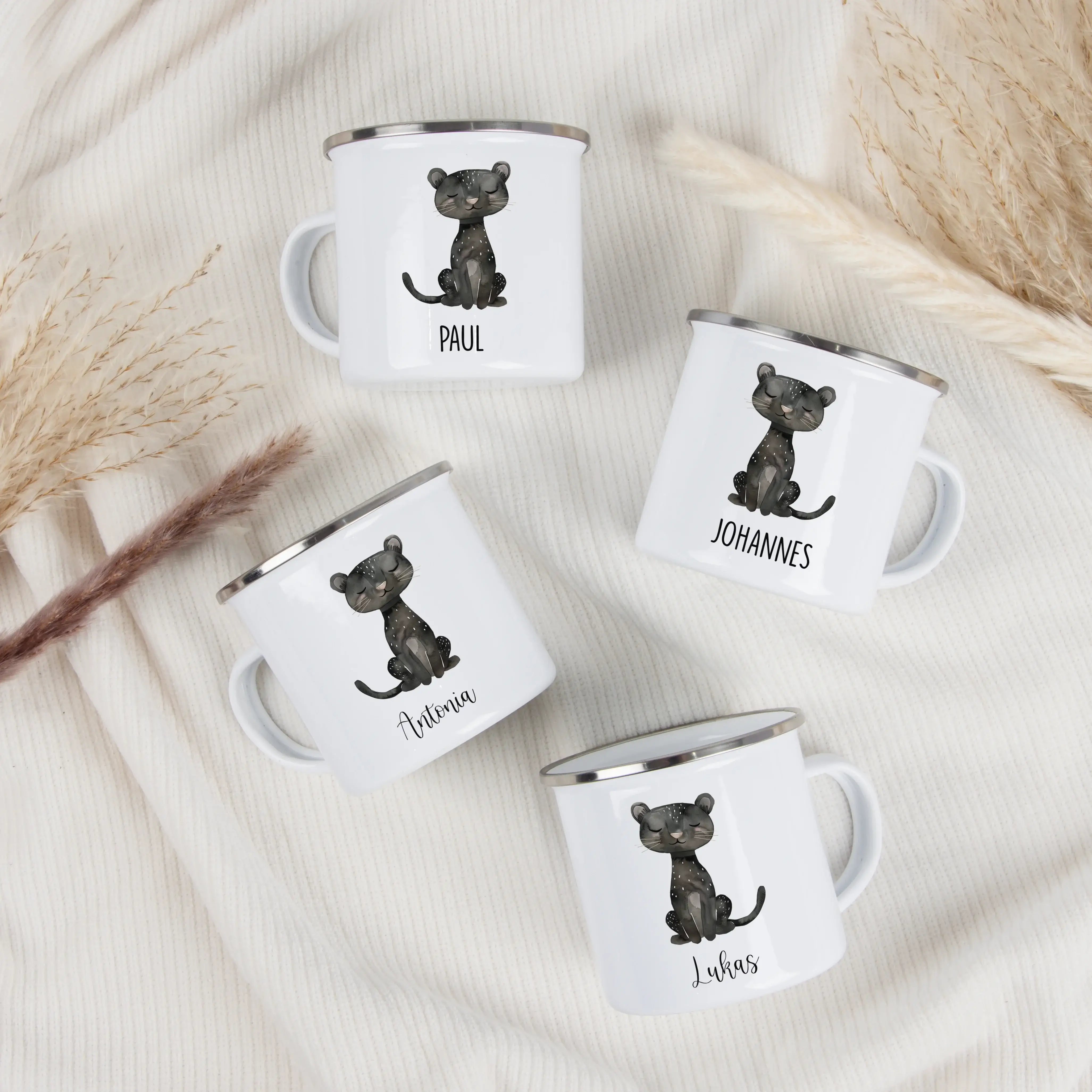 Emaille Tasse Panther-Emaille Tasse-famprints-Die Emaille Tasse Panther von famprints ist mehr als ein Becher – sie ist ein persönliches Geschenk mit Bedeutung. Das liebevoll gestaltete Panther-Motiv wirkt modern, verspielt und zeitlos zugleich und wird m