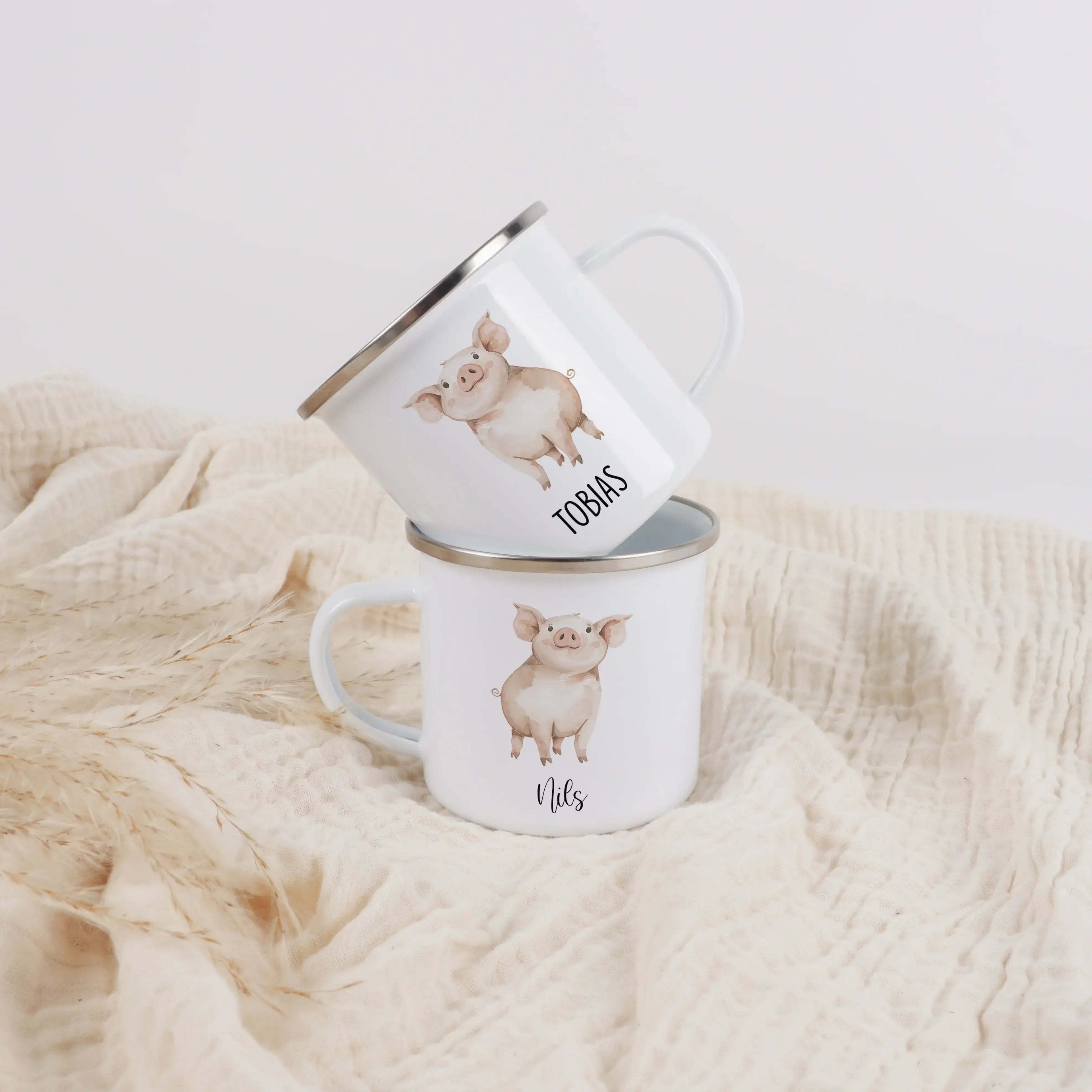 Emaille Tasse Schwein-Emaille Tasse-famprints-Die Emaille Tasse Schwein von famprints ist ein liebevoll gestaltetes Trinkgefäß für Kinder, das Alltag und Geschenkidee perfekt verbindet. Das fröhliche Schweinchen-Motiv spricht kleine Tierfreunde sofort an