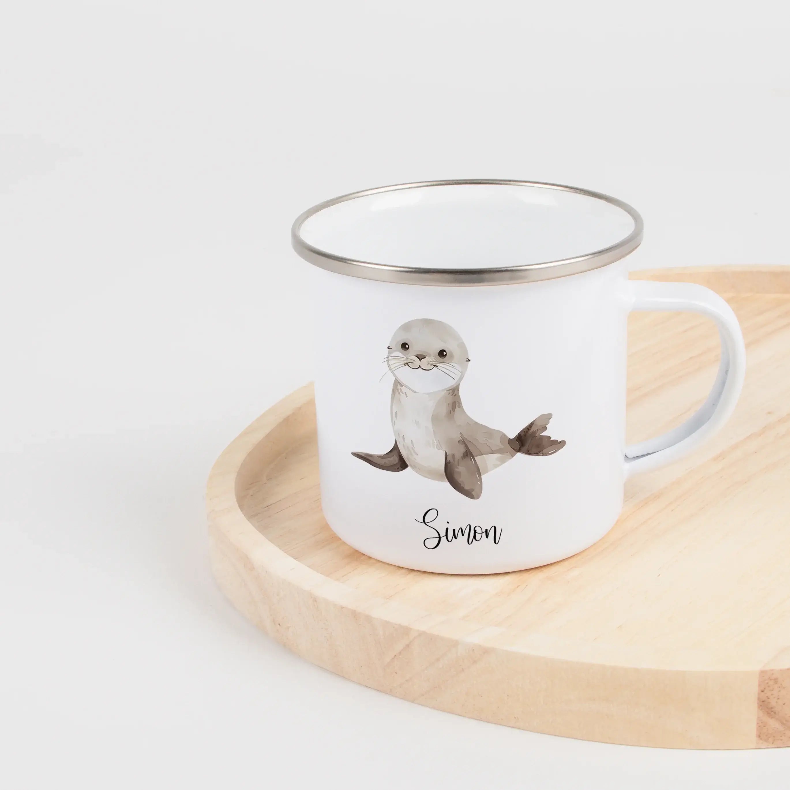 Emaille Tasse Seerobbe-Emaille Tasse-famprints-Die Emaille Tasse Seerobbe von famprints verbindet liebevolles Design mit persönlicher Note und macht jeden Moment am Frühstückstisch ein bisschen besonderer. Das freundlich illustrierte Seerobbenmotiv wirkt