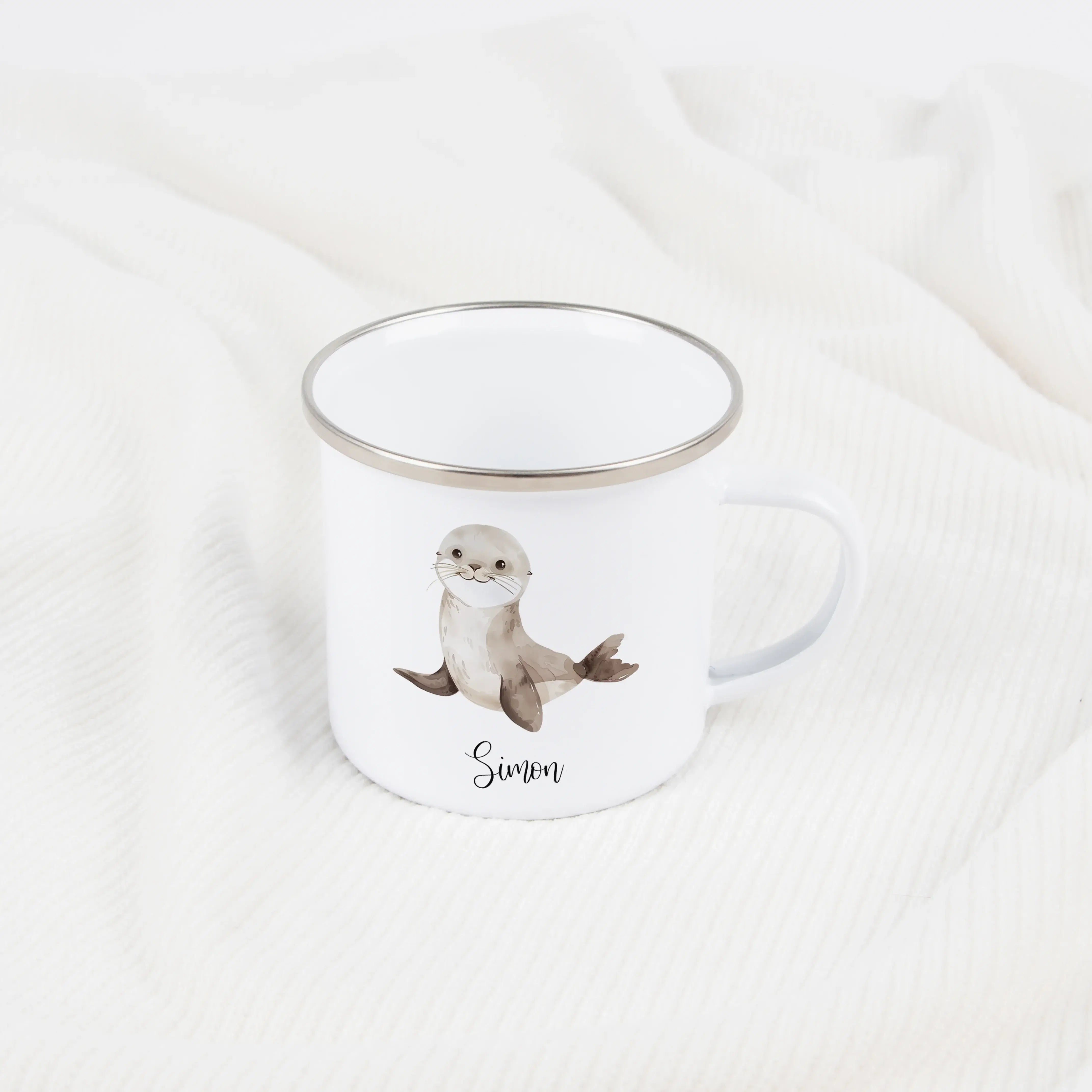 Emaille Tasse Seerobbe-Emaille Tasse-famprints-Die Emaille Tasse Seerobbe von famprints verbindet liebevolles Design mit persönlicher Note und macht jeden Moment am Frühstückstisch ein bisschen besonderer. Das freundlich illustrierte Seerobbenmotiv wirkt