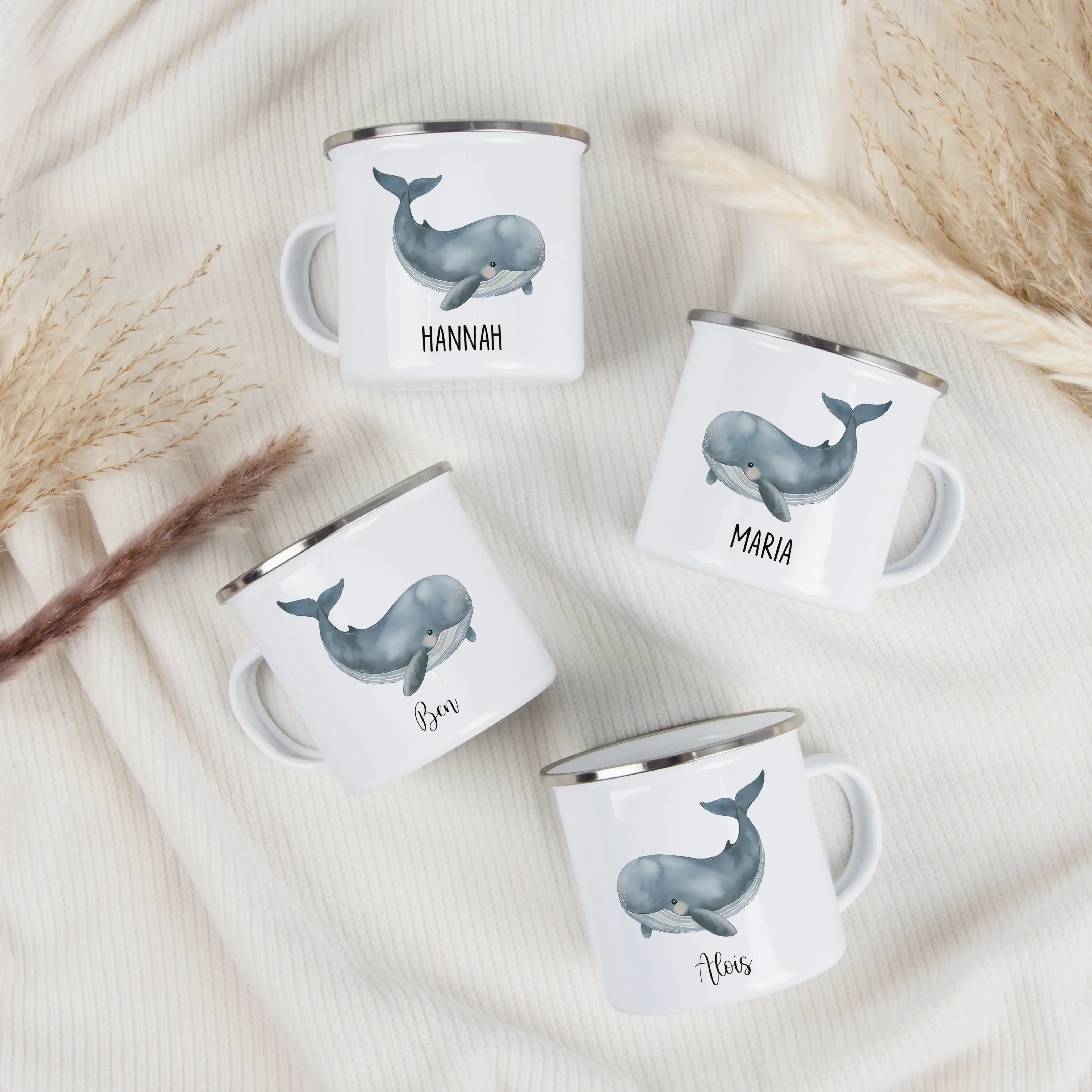 Emaille Tasse Wal-Emaille Tasse-famprints-Die Emaille Tasse Wal von famprints verbindet liebevolles Design mit persönlicher Note und wird schnell zum Lieblingsbecher für Kinder, die Meeresmotive und kleine Abenteuer lieben. Der sanft illustrierte Wal in A