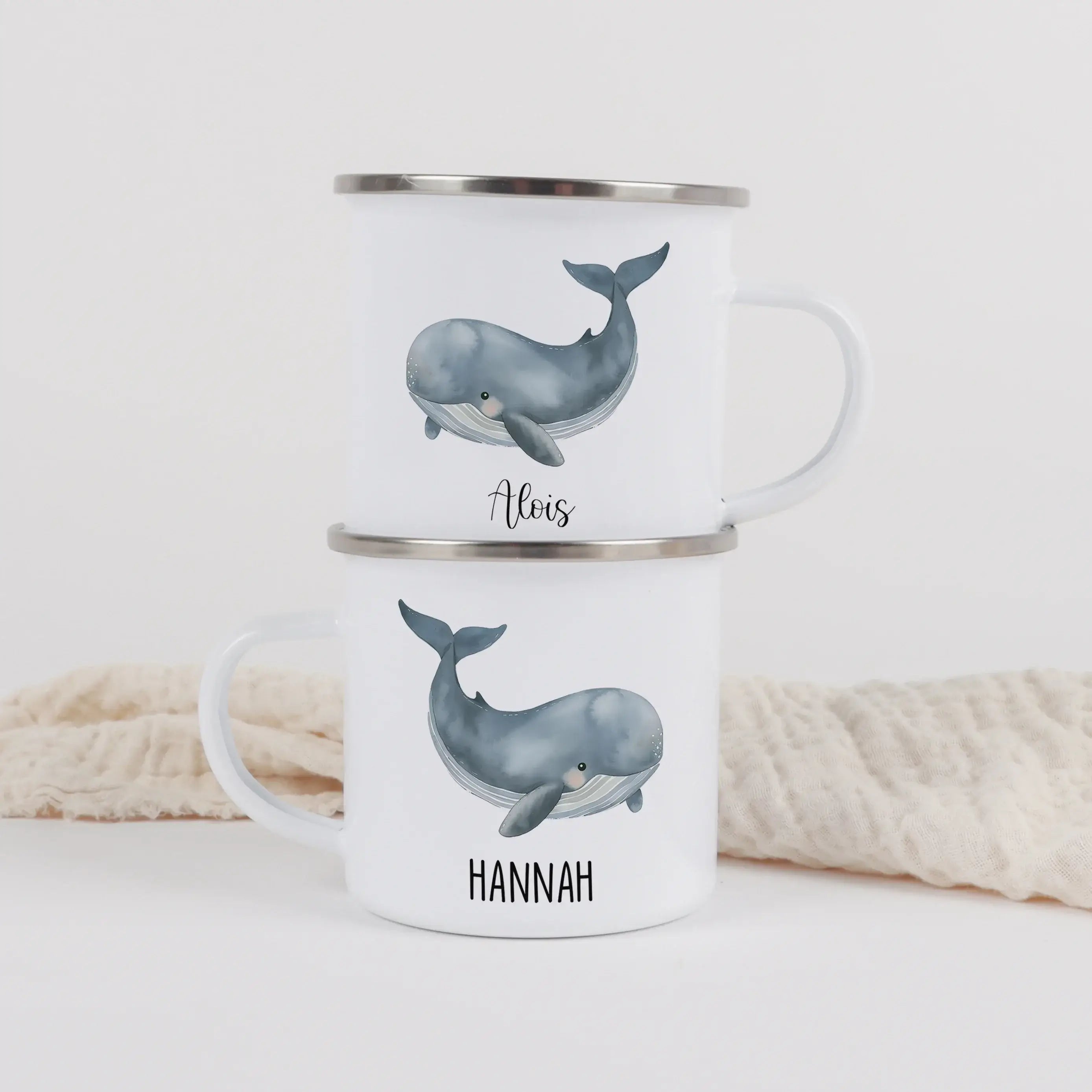Emaille Tasse Wal-Emaille Tasse-famprints-Die Emaille Tasse Wal von famprints verbindet liebevolles Design mit persönlicher Note und wird schnell zum Lieblingsbecher für Kinder, die Meeresmotive und kleine Abenteuer lieben. Der sanft illustrierte Wal in A