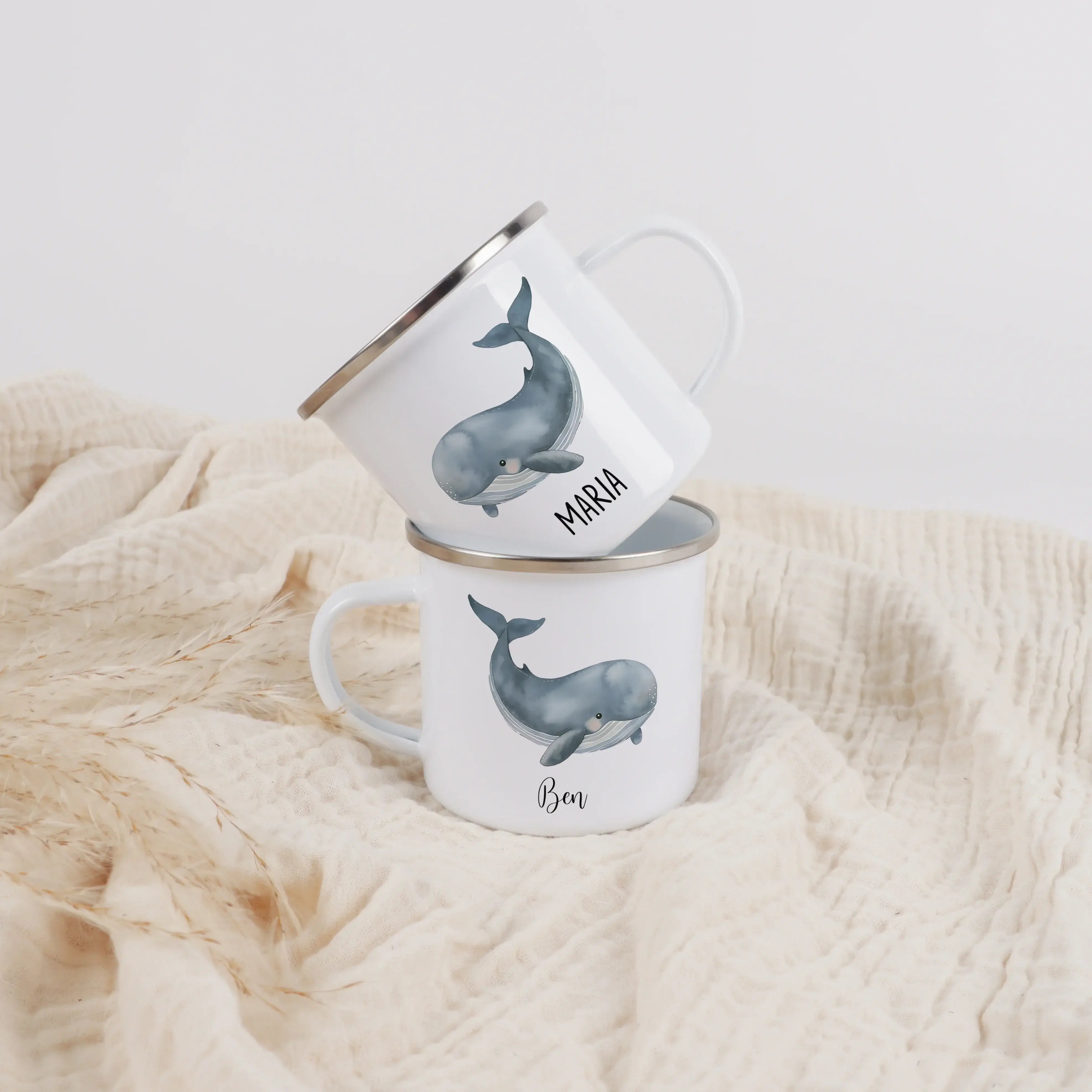 Emaille Tasse Wal-Emaille Tasse-famprints-Die Emaille Tasse Wal von famprints verbindet liebevolles Design mit persönlicher Note und wird schnell zum Lieblingsbecher für Kinder, die Meeresmotive und kleine Abenteuer lieben. Der sanft illustrierte Wal in A