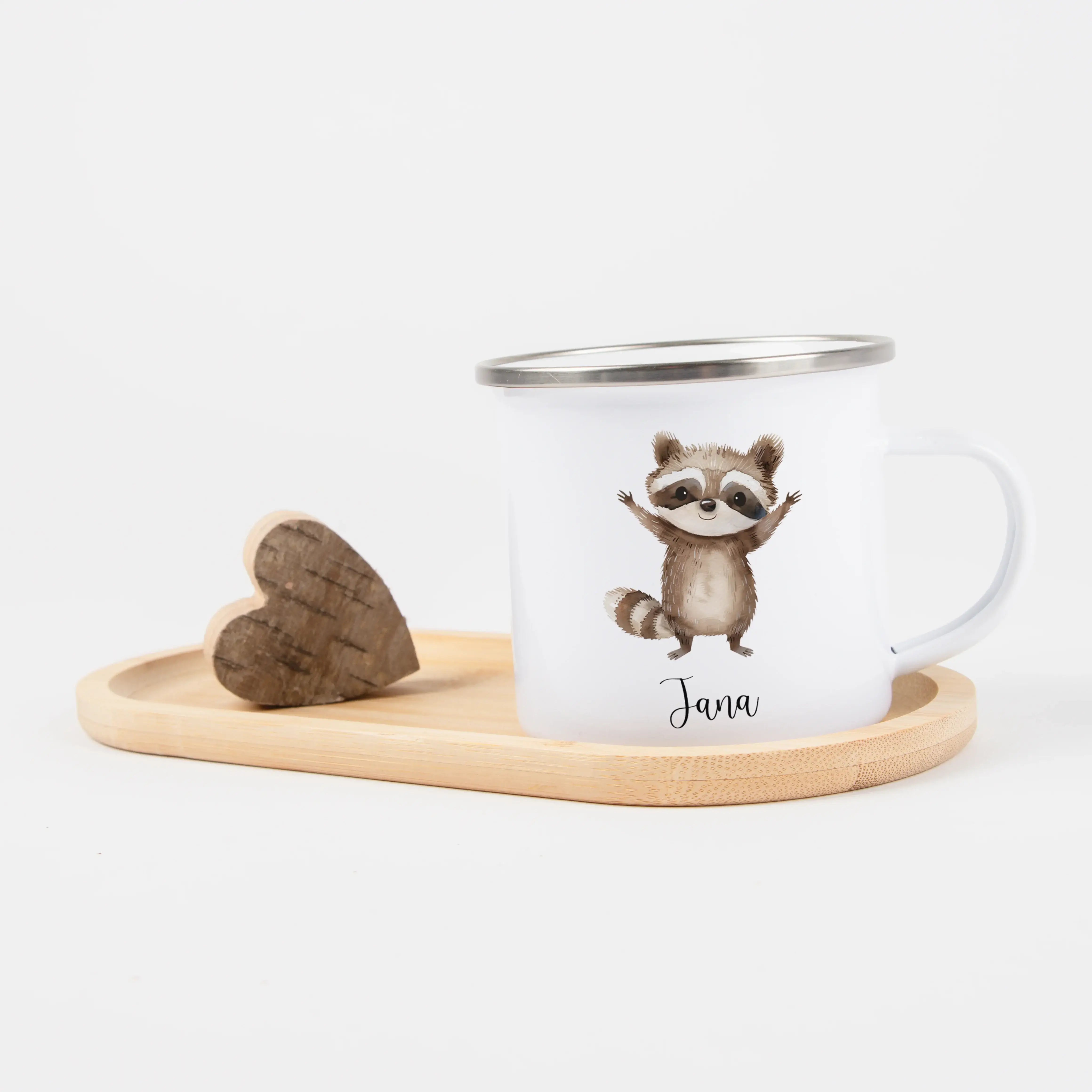 Emaille Tasse Waschbär-Emaille Tasse-famprints-Die Emaille Tasse Waschbär von famprints bringt kleinen Entdeckern ein Stück Freude auf den Frühstückstisch. Das sanfte Aquarellmotiv zeigt einen liebevollen Waschbären, der Kinder beim Trinken begleitet und