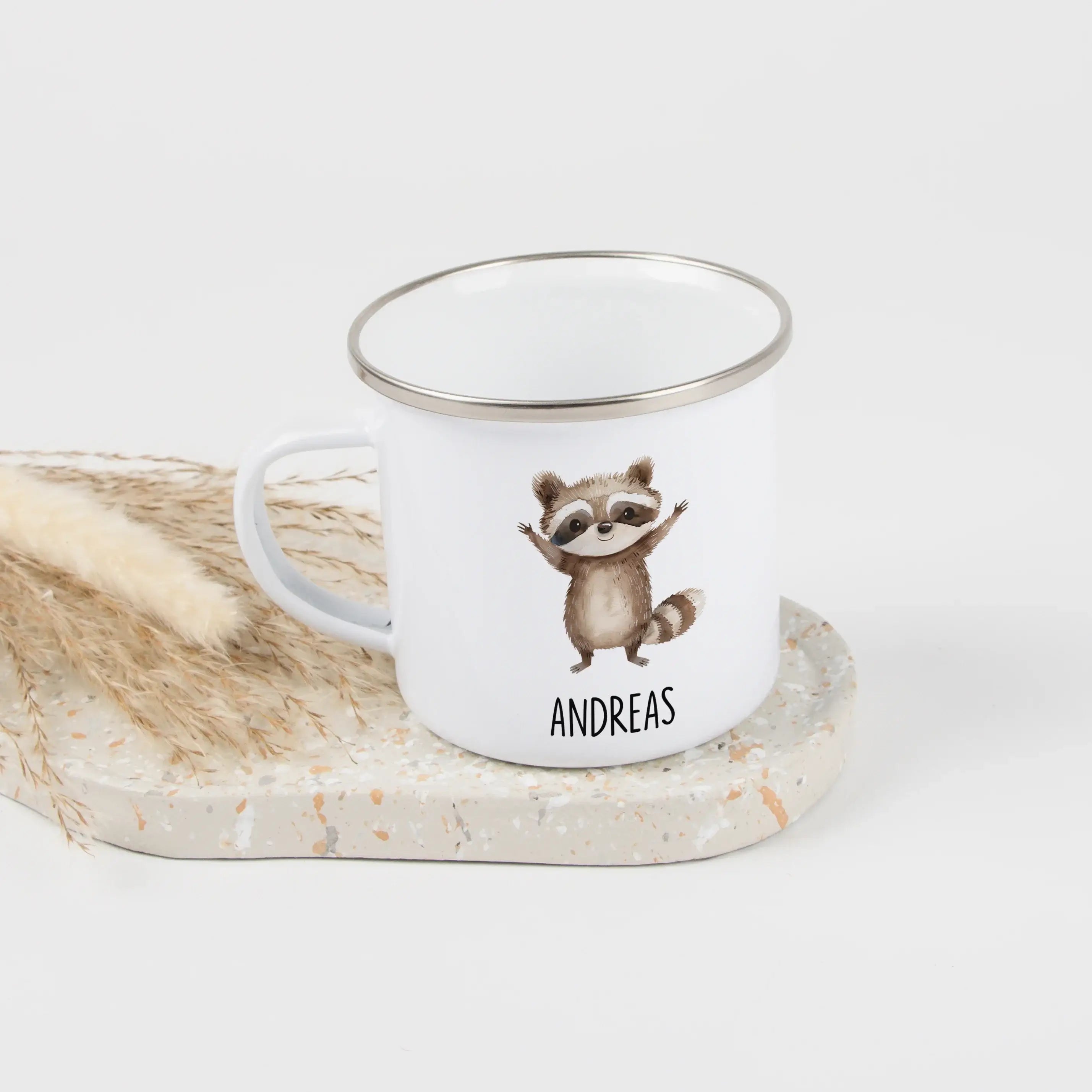 Emaille Tasse Waschbär-Emaille Tasse-famprints-Die Emaille Tasse Waschbär von famprints bringt kleinen Entdeckern ein Stück Freude auf den Frühstückstisch. Das sanfte Aquarellmotiv zeigt einen liebevollen Waschbären, der Kinder beim Trinken begleitet und