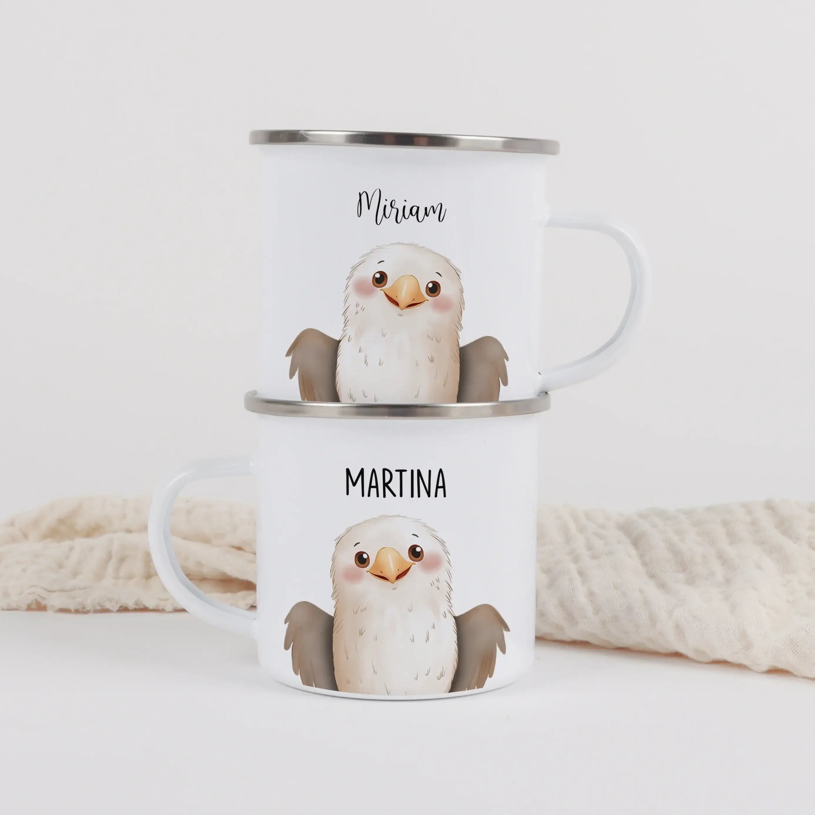 Emaille Tasse Adler Portrait-Emaille Tasse-famprints-Die Emaille Tasse Adler Portrait von famprints ist ein personalisiertes Geschenk für alle, die ein starkes Tiermotiv lieben und etwas Persönliches verschenken möchten. Das detailreiche Adler-Portrait im