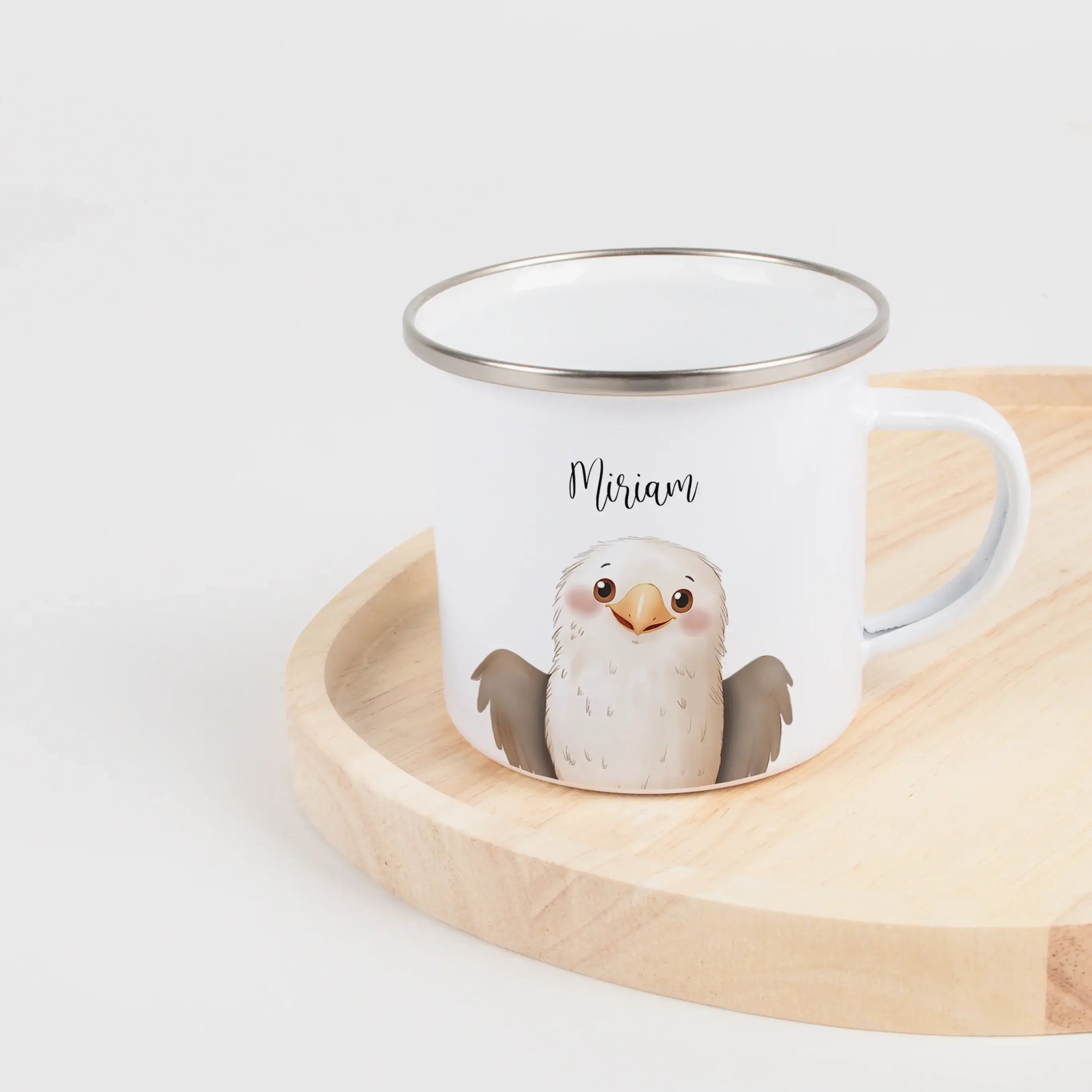 Emaille Tasse Adler Portrait-Emaille Tasse-famprints-Die Emaille Tasse Adler Portrait von famprints ist ein personalisiertes Geschenk für alle, die ein starkes Tiermotiv lieben und etwas Persönliches verschenken möchten. Das detailreiche Adler-Portrait im