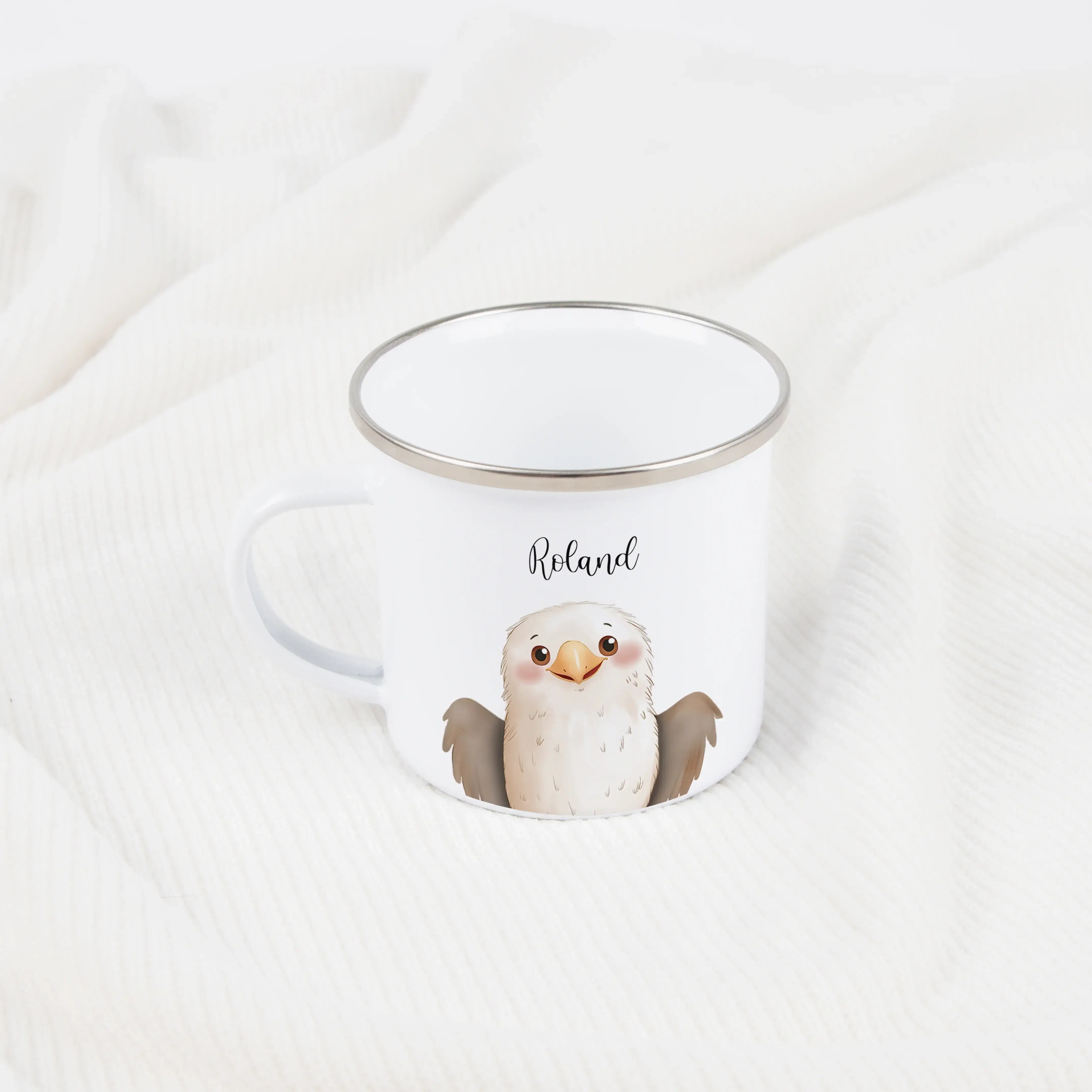 Emaille Tasse Adler Portrait-Emaille Tasse-famprints-Die Emaille Tasse Adler Portrait von famprints ist ein personalisiertes Geschenk für alle, die ein starkes Tiermotiv lieben und etwas Persönliches verschenken möchten. Das detailreiche Adler-Portrait im