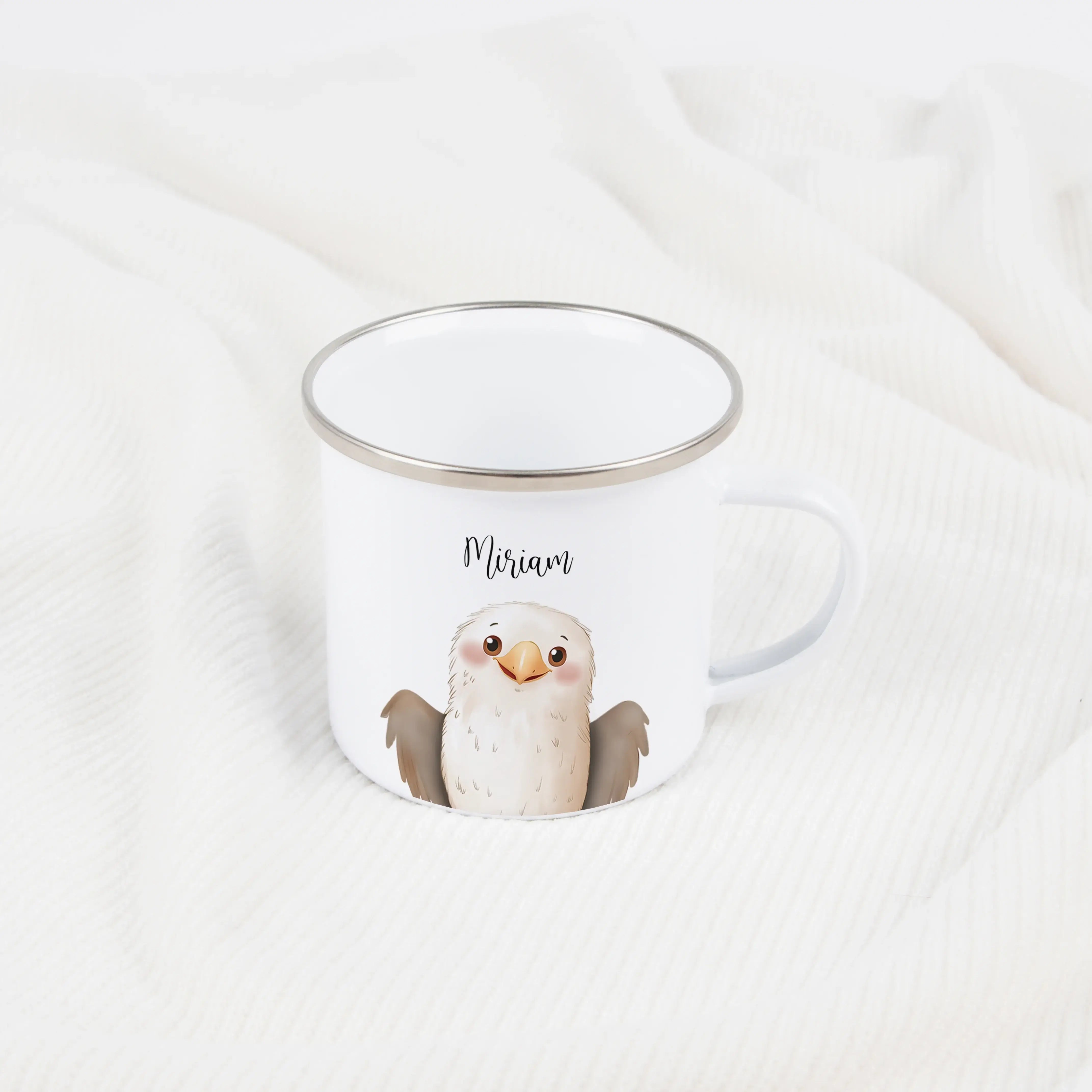 Emaille Tasse Adler Portrait-Emaille Tasse-famprints-Die Emaille Tasse Adler Portrait von famprints ist ein personalisiertes Geschenk für alle, die ein starkes Tiermotiv lieben und etwas Persönliches verschenken möchten. Das detailreiche Adler-Portrait im