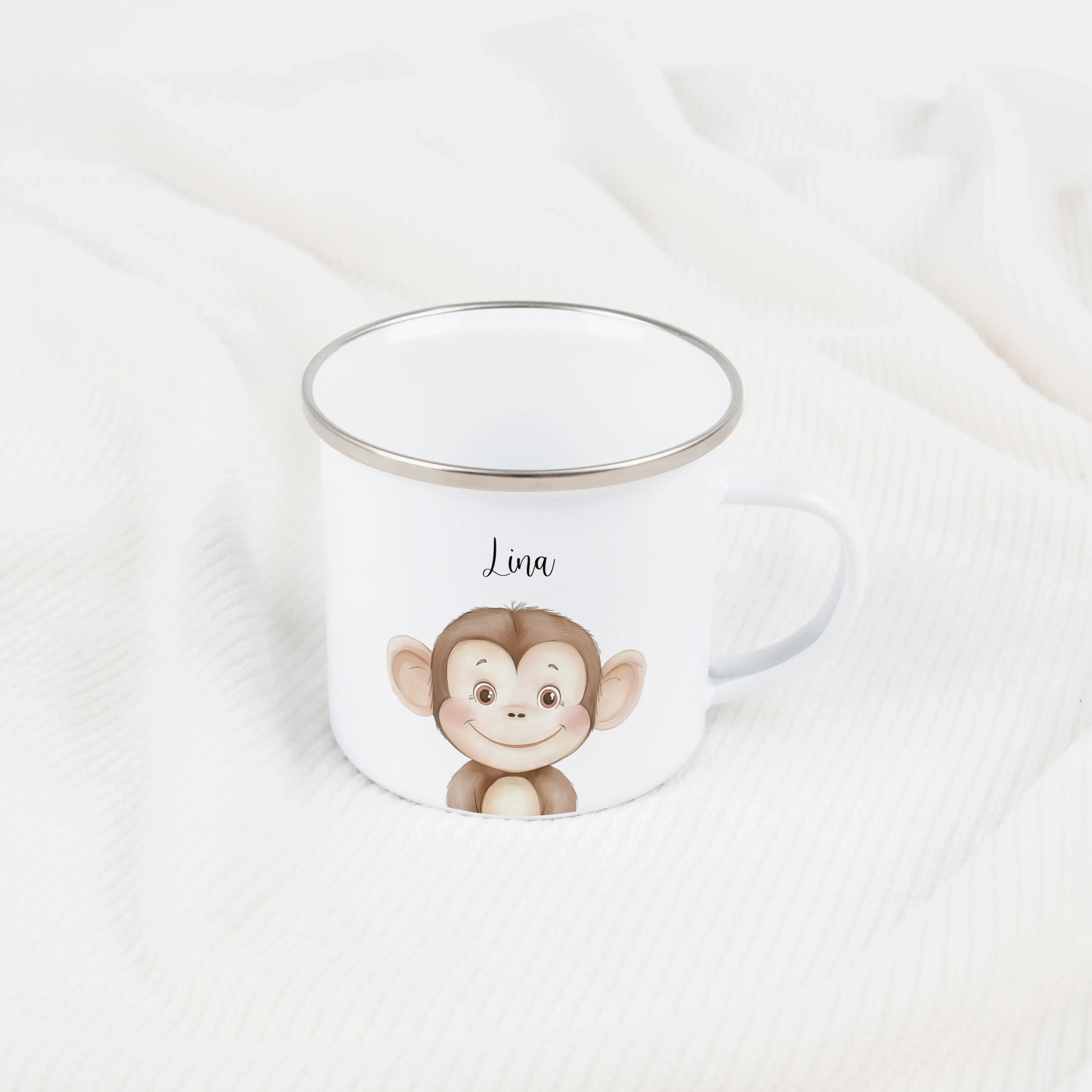 Emaille Tasse Affe Portrait-Emaille Tasse-famprints-Die Emaille Tasse Affe Portrait von famprints verwandelt jeden Schluck in einen kleinen Glücksmoment. Das detailreiche Tiermotiv im Aquarellstil, kombiniert mit deinem persönlichen Wunschnamen, macht die