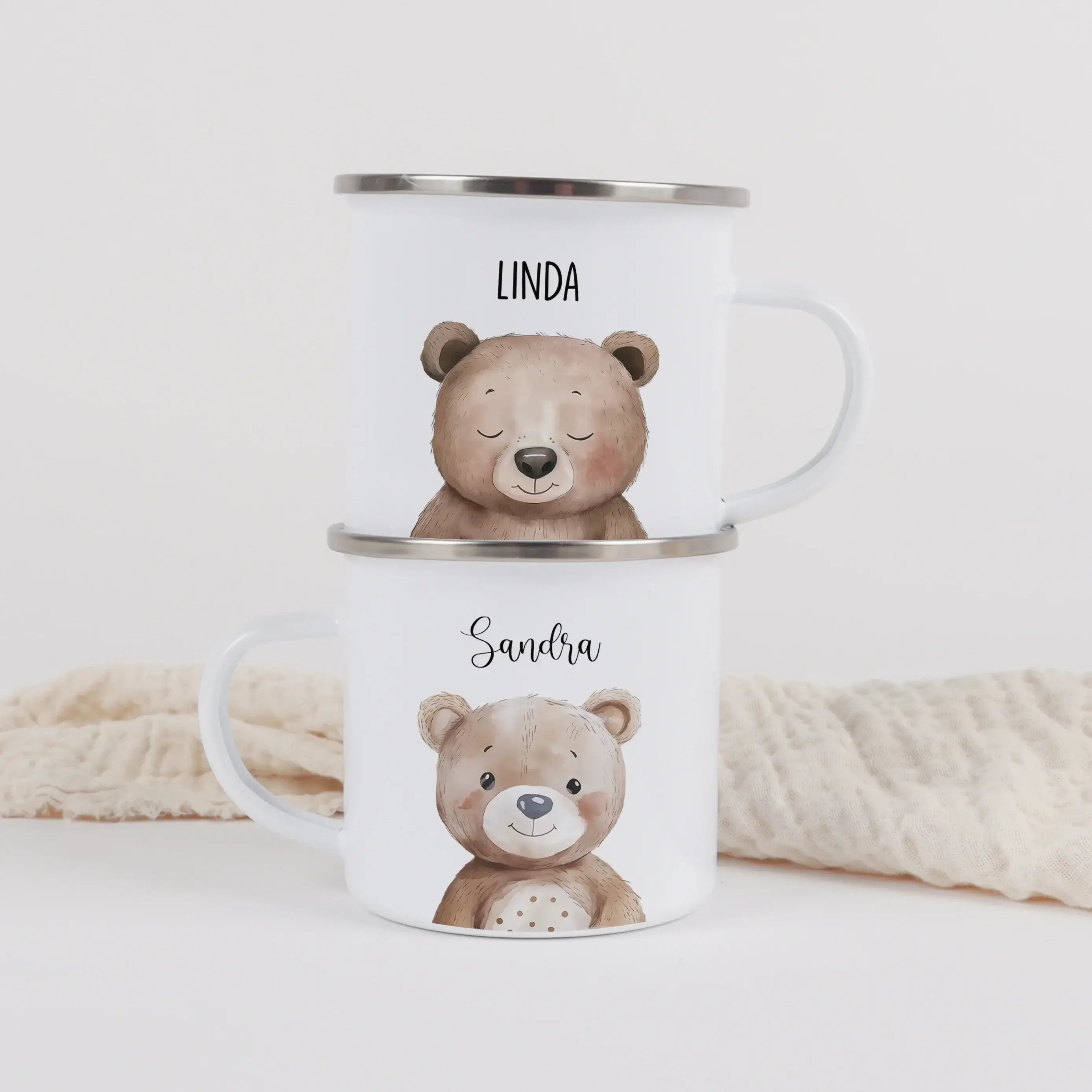 Emaille Tasse Bär Portrait-Emaille Tasse-famprints-Die Emaille Tasse Bär Portrait von famprints verwandelt kleine Momente in persönliche Erinnerungen. Das liebevoll illustrierte Bärenmotiv in sanfter Aquarell-Optik und die Möglichkeit, einen eigenen Namen