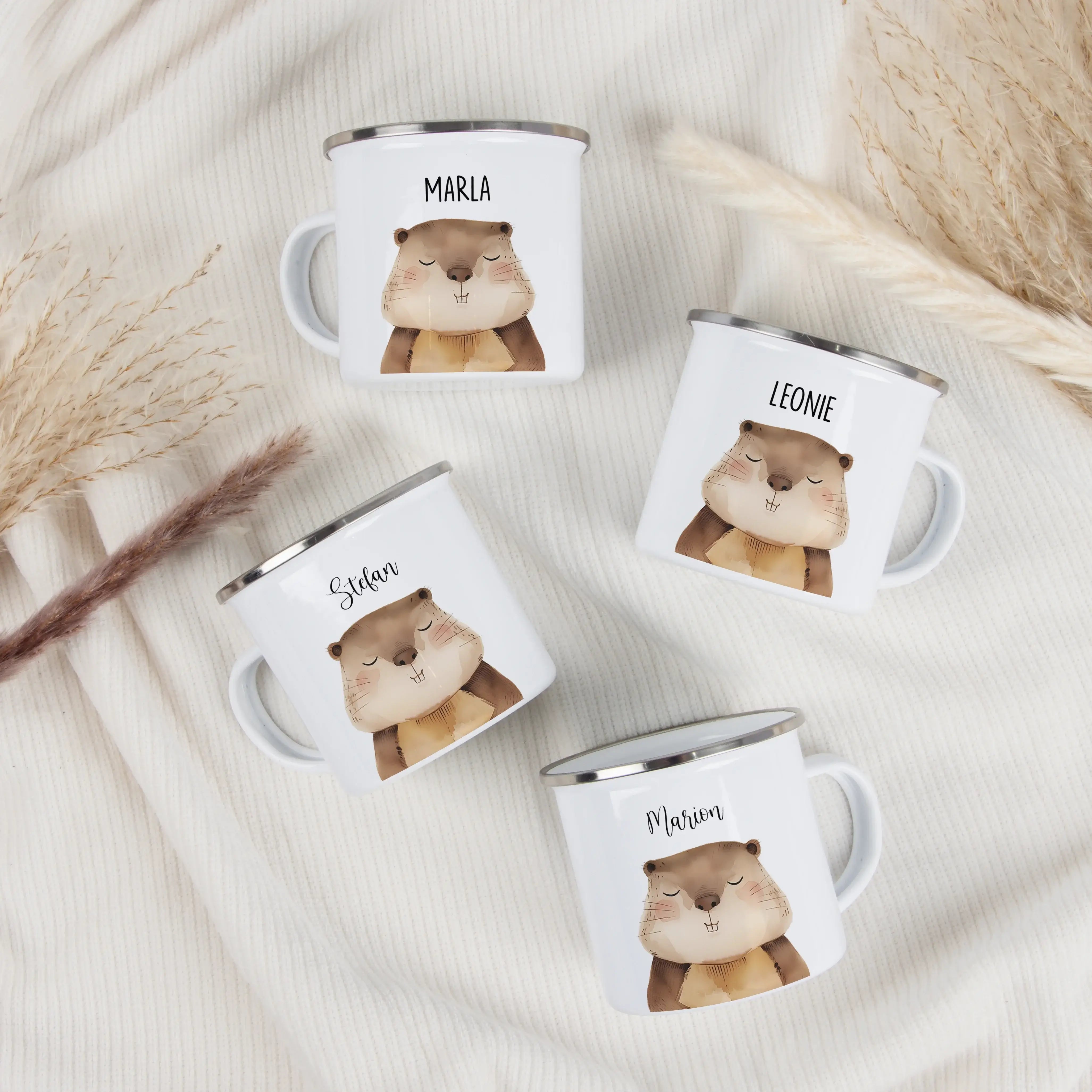 Emaille Tasse Biber Portrait-Emaille Tasse-famprints-Die Emaille Tasse Biber Portrait von famprints ist genau richtig, wenn du ein persönliches Geschenk suchst, das im Alltag Freude macht. Der liebevoll illustrierte Biber im sanften Aquarellstil wirkt fre