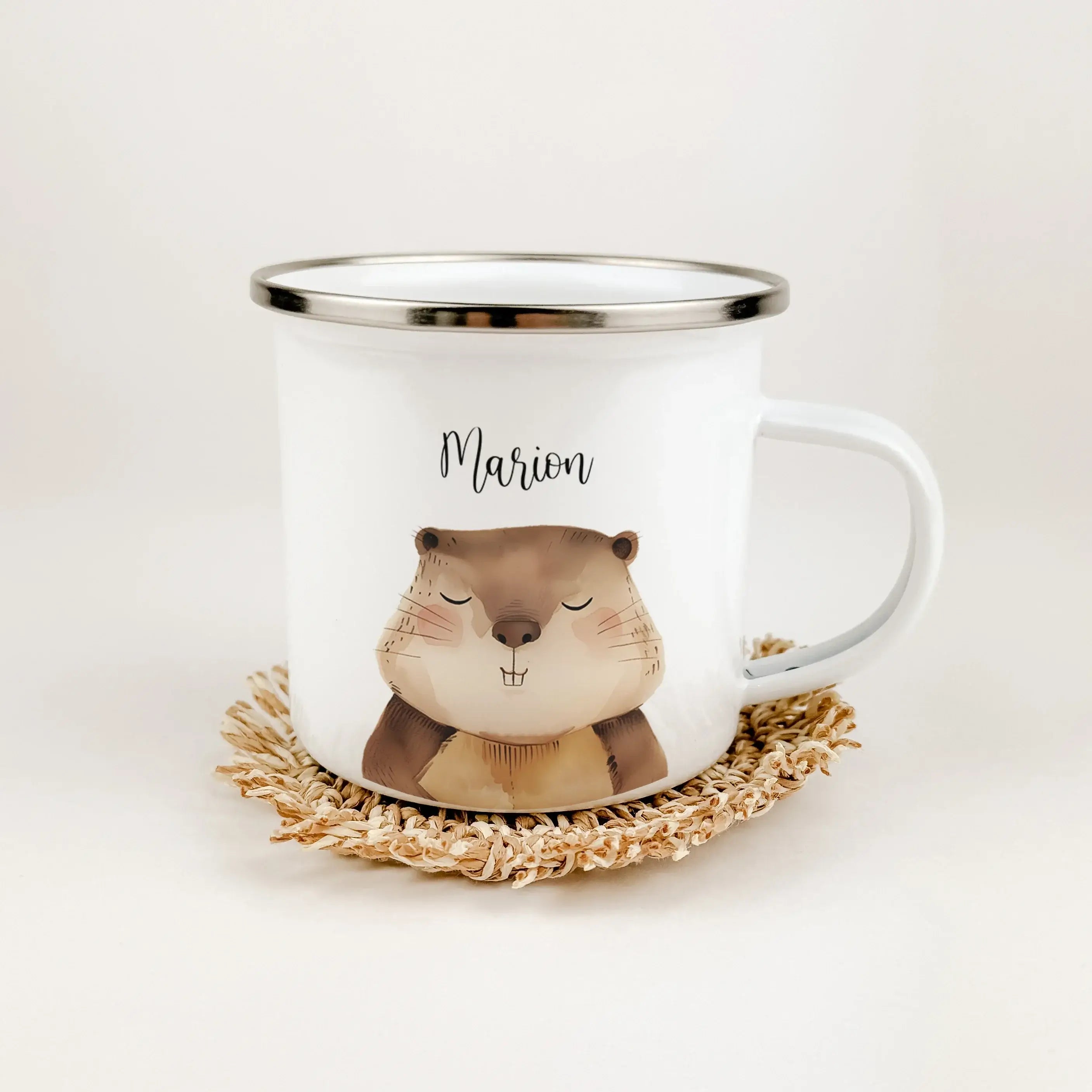 Emaille Tasse Biber Portrait-famprints-Emaille Tasse-Entdecke unsere zauberhafte Emaille Tasse Biber Portrait, die nicht nur ein funktionales Accessoire ist, sondern auch jeden Schluck zu einem besonderen Erlebnis macht! Diese Emaille Tasse personalisiert