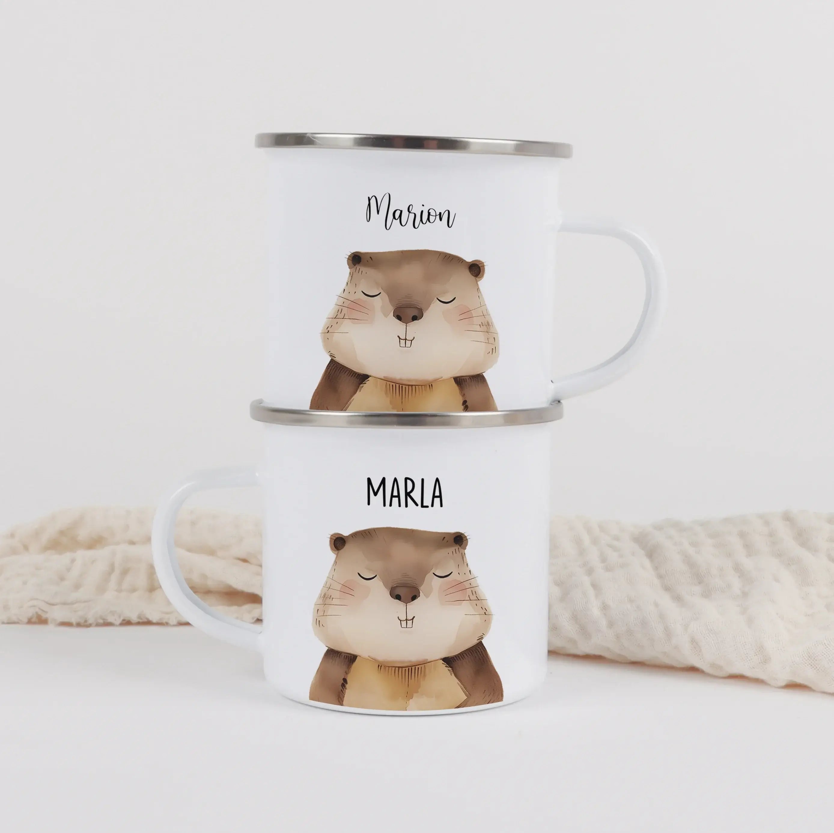 Emaille Tasse Biber Portrait-Emaille Tasse-famprints-Die Emaille Tasse Biber Portrait von famprints ist genau richtig, wenn du ein persönliches Geschenk suchst, das im Alltag Freude macht. Der liebevoll illustrierte Biber im sanften Aquarellstil wirkt fre