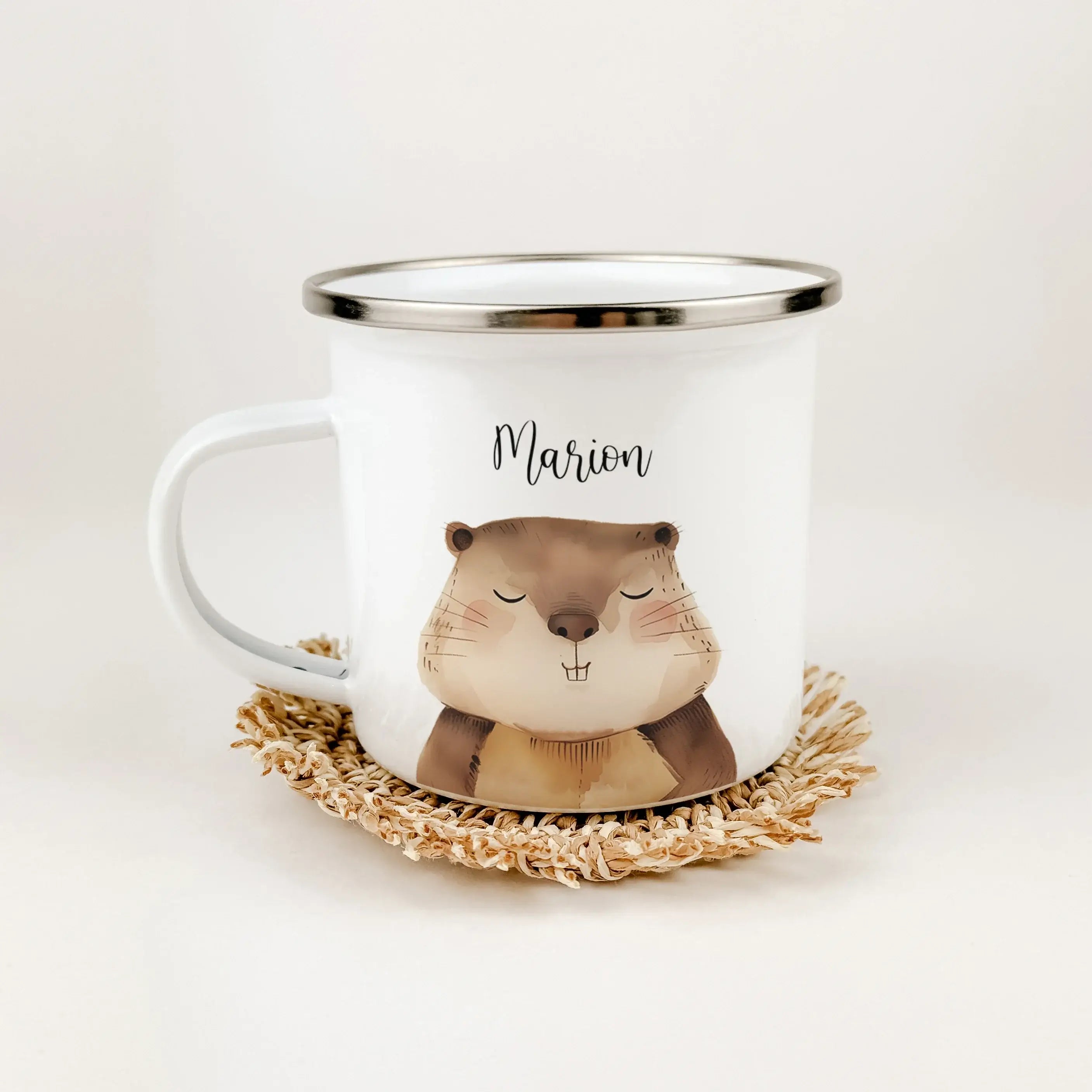 Emaille Tasse Biber Portrait-famprints-Emaille Tasse-Entdecke unsere zauberhafte Emaille Tasse Biber Portrait, die nicht nur ein funktionales Accessoire ist, sondern auch jeden Schluck zu einem besonderen Erlebnis macht! Diese Emaille Tasse personalisiert