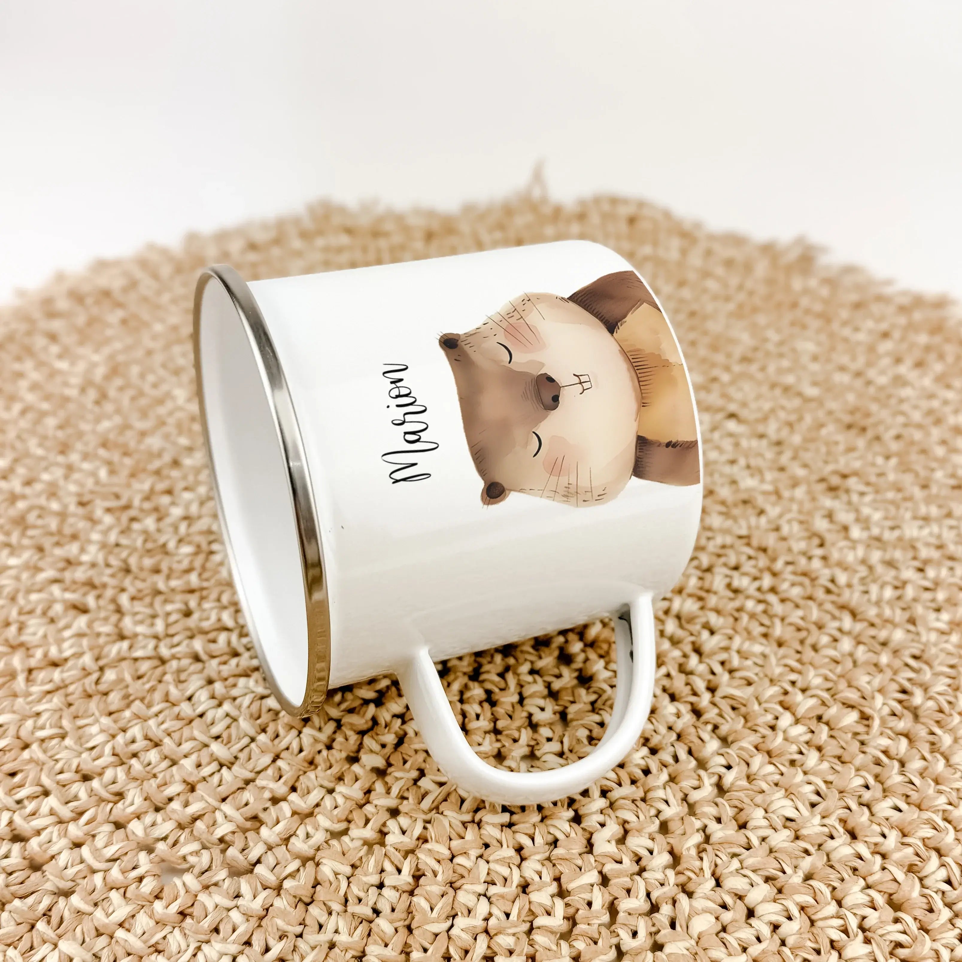 Emaille Tasse Biber Portrait-famprints-Emaille Tasse-Entdecke unsere zauberhafte Emaille Tasse Biber Portrait, die nicht nur ein funktionales Accessoire ist, sondern auch jeden Schluck zu einem besonderen Erlebnis macht! Diese Emaille Tasse personalisiert