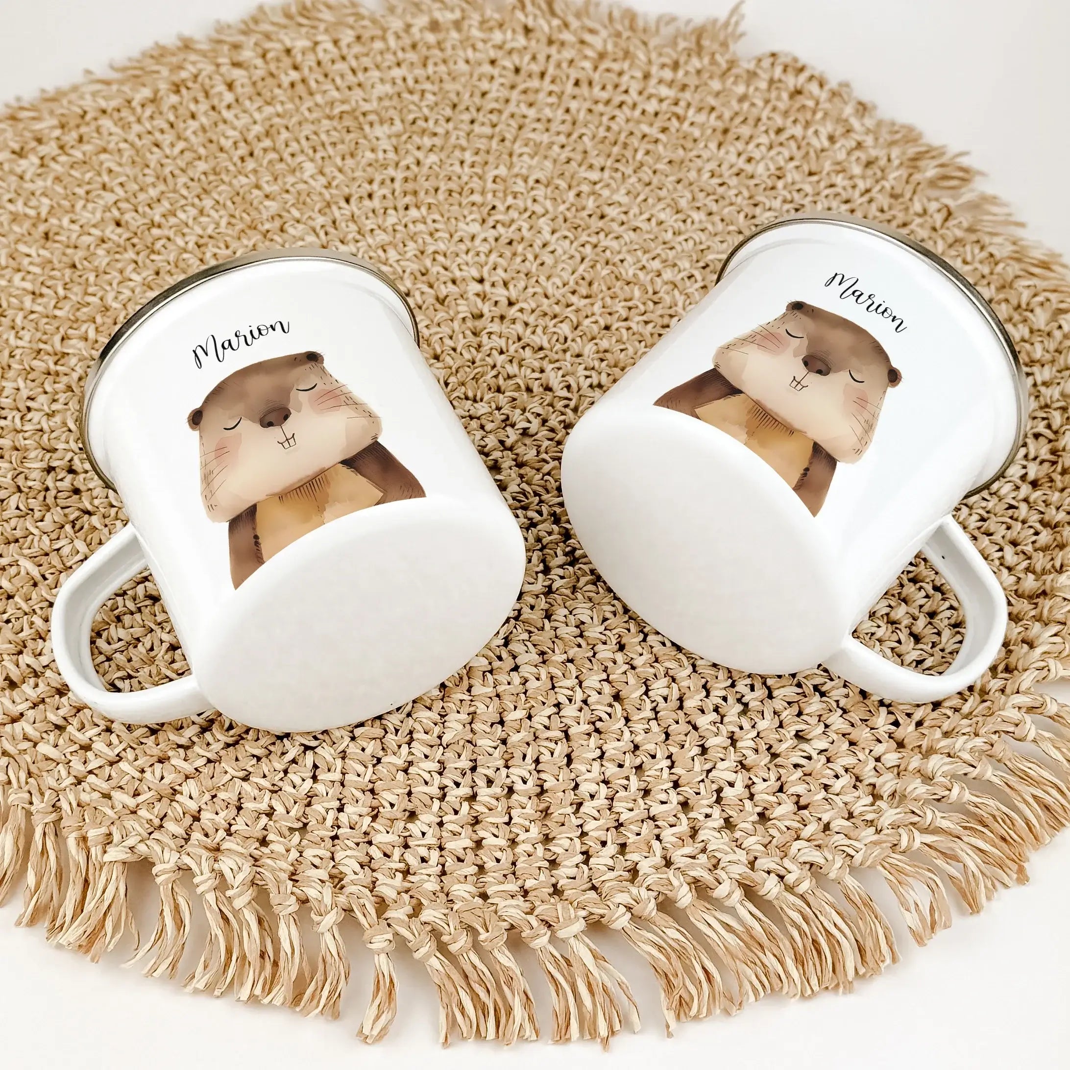 Emaille Tasse Biber Portrait-famprints-Emaille Tasse-Entdecke unsere zauberhafte Emaille Tasse Biber Portrait, die nicht nur ein funktionales Accessoire ist, sondern auch jeden Schluck zu einem besonderen Erlebnis macht! Diese Emaille Tasse personalisiert