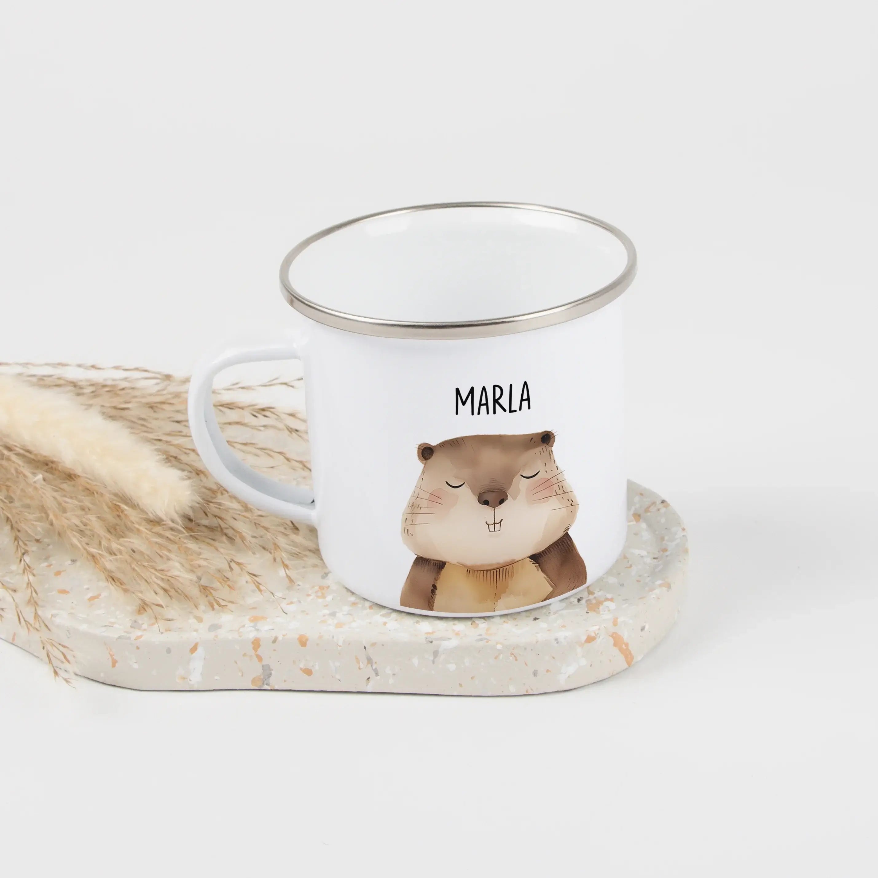 Emaille Tasse Biber Portrait-Emaille Tasse-famprints-Die Emaille Tasse Biber Portrait von famprints ist genau richtig, wenn du ein persönliches Geschenk suchst, das im Alltag Freude macht. Der liebevoll illustrierte Biber im sanften Aquarellstil wirkt fre