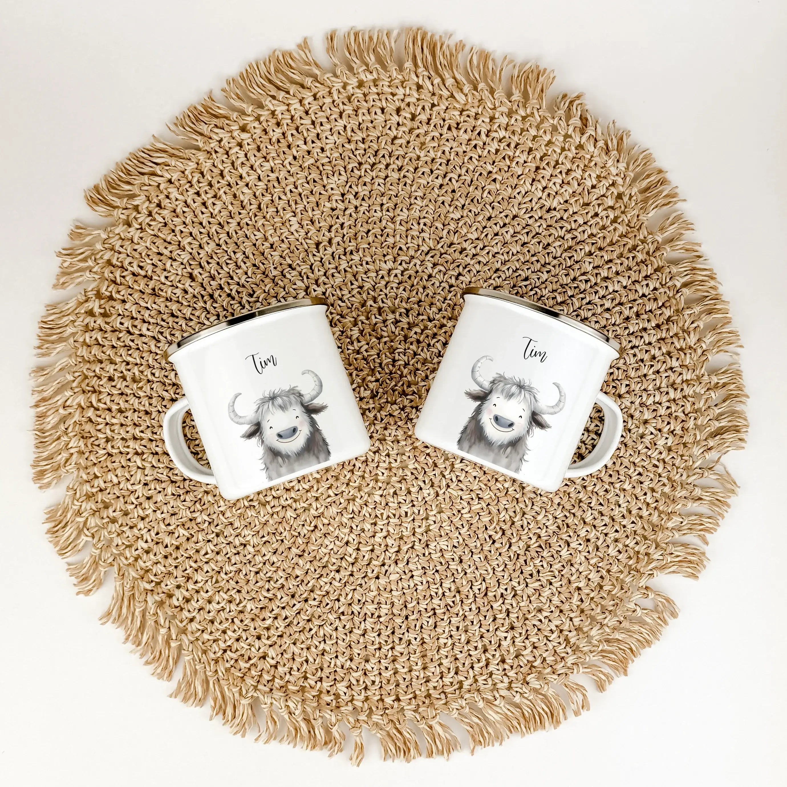 Emaille Tasse Yak Portrait-famprints-Emaille Tasse-Entdecke die bezaubernde Emaille Tasse Yak Portrait – das ideale Geschenk für kleine Abenteurer! Unsere Emaille Tasse personalisiert lässt die Herzen höher schlagen. Du kannst den Namen deines Kindes auf