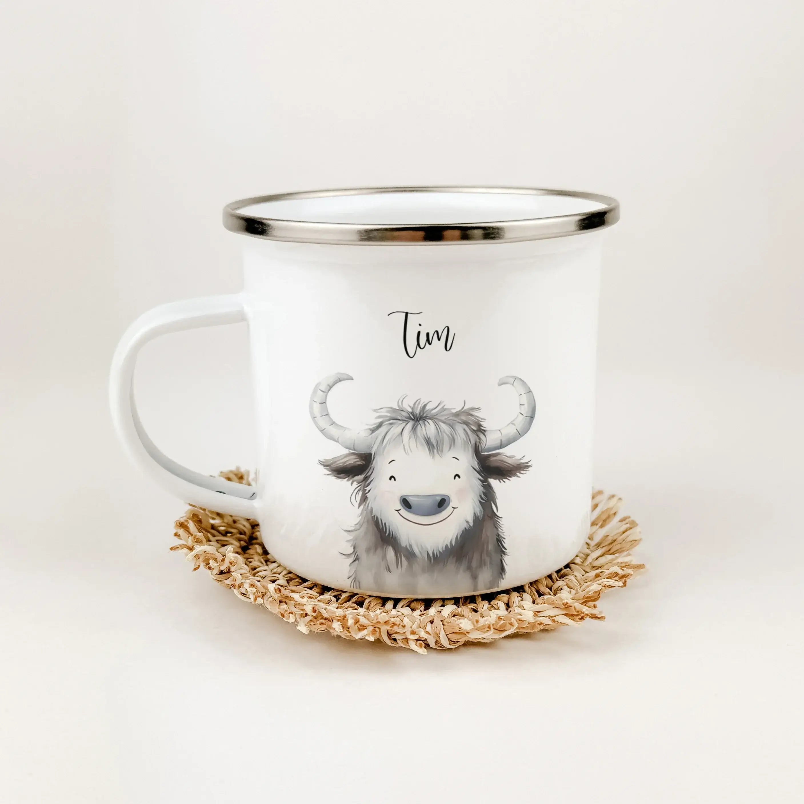Emaille Tasse Yak Portrait-famprints-Emaille Tasse-Entdecke die bezaubernde Emaille Tasse Yak Portrait – das ideale Geschenk für kleine Abenteurer! Unsere Emaille Tasse personalisiert lässt die Herzen höher schlagen. Du kannst den Namen deines Kindes auf