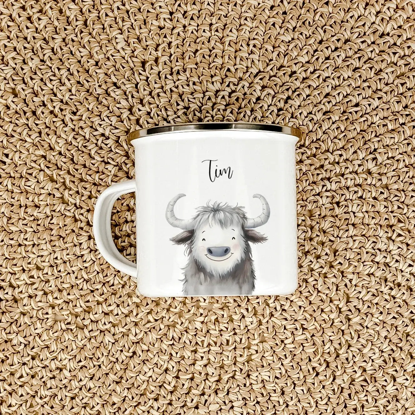Emaille Tasse Yak Portrait-famprints-Emaille Tasse-Entdecke die bezaubernde Emaille Tasse Yak Portrait – das ideale Geschenk für kleine Abenteurer! Unsere Emaille Tasse personalisiert lässt die Herzen höher schlagen. Du kannst den Namen deines Kindes auf