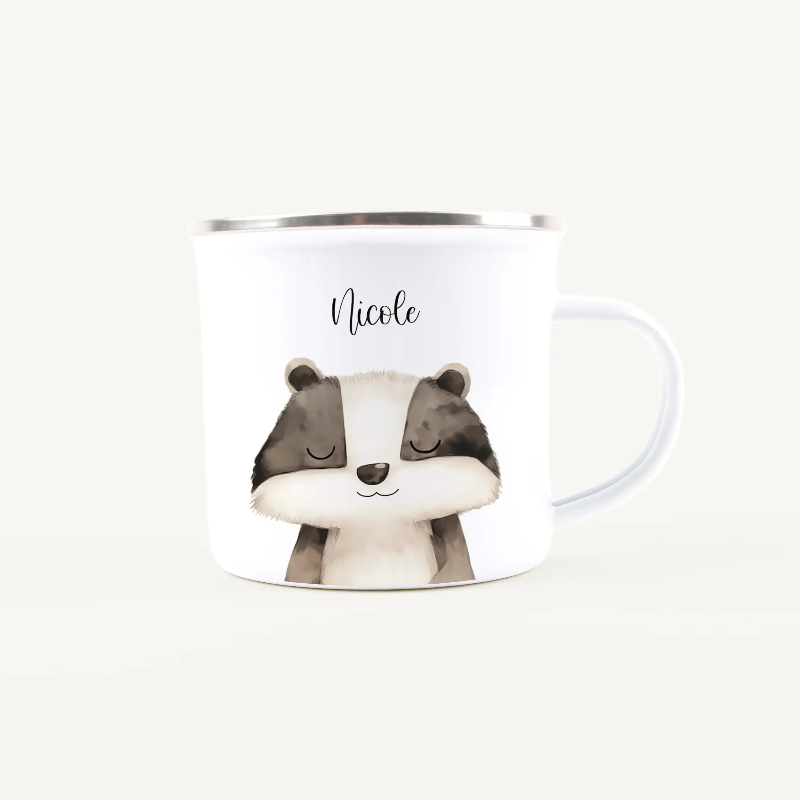 Emaille Tasse Dachs Portrait-Emaille Tasse-famprints-Die Emaille Tasse Dachs Portrait von famprints ist mehr als ein Becher – sie ist ein persönliches Geschenk mit Charakter. Das liebevoll gestaltete Dachs Motiv im Portrait-Stil macht diese personalisiert