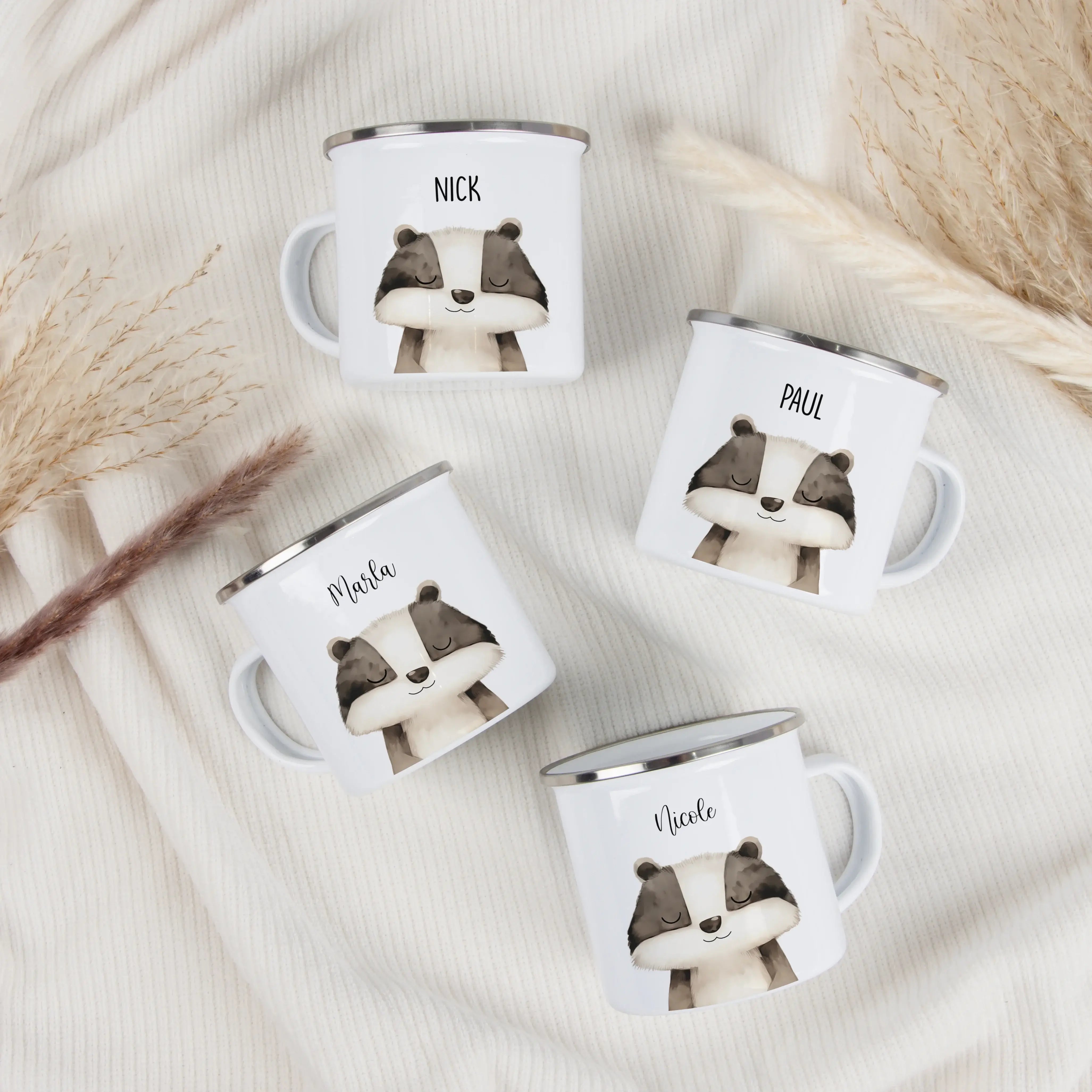 Emaille Tasse Dachs Portrait-Emaille Tasse-famprints-Die Emaille Tasse Dachs Portrait von famprints ist mehr als ein Becher – sie ist ein persönliches Geschenk mit Charakter. Das liebevoll gestaltete Dachs Motiv im Portrait-Stil macht diese personalisiert