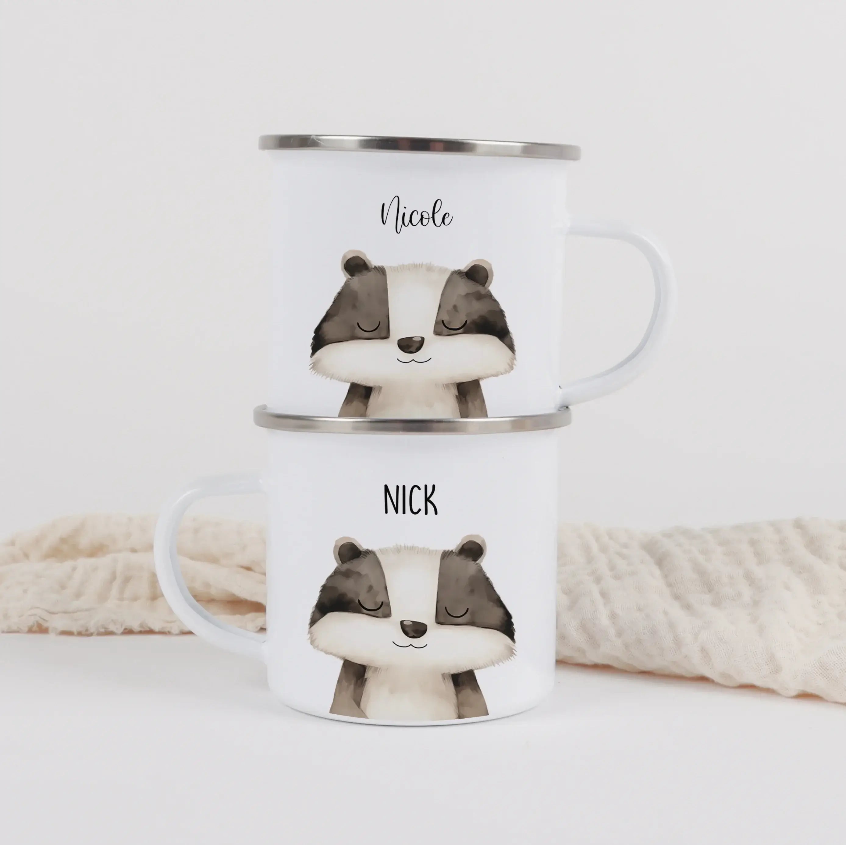 Emaille Tasse Dachs Portrait-Emaille Tasse-famprints-Die Emaille Tasse Dachs Portrait von famprints ist mehr als ein Becher – sie ist ein persönliches Geschenk mit Charakter. Das liebevoll gestaltete Dachs Motiv im Portrait-Stil macht diese personalisiert