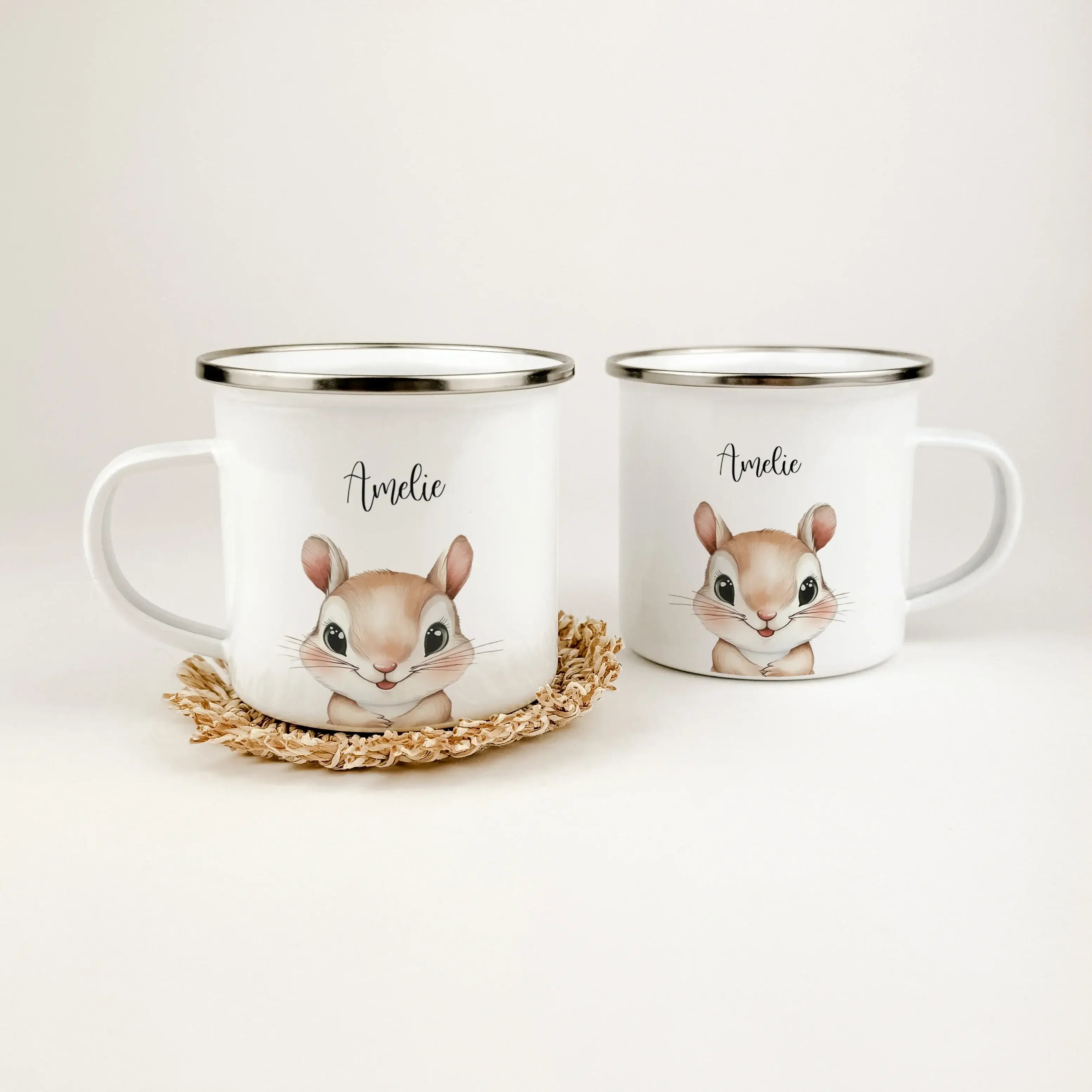 Emaille Tasse Eichhörnchen Portrait-famprints-Emaille Tasse-Entdecke die bezaubernde Emaille Tasse Eichhörnchen Portrait, die nicht nur durch ihr süßes Design begeistert, sondern auch eine persönliche Note in dein Leben bringt. Diese Emaille Tasse persona