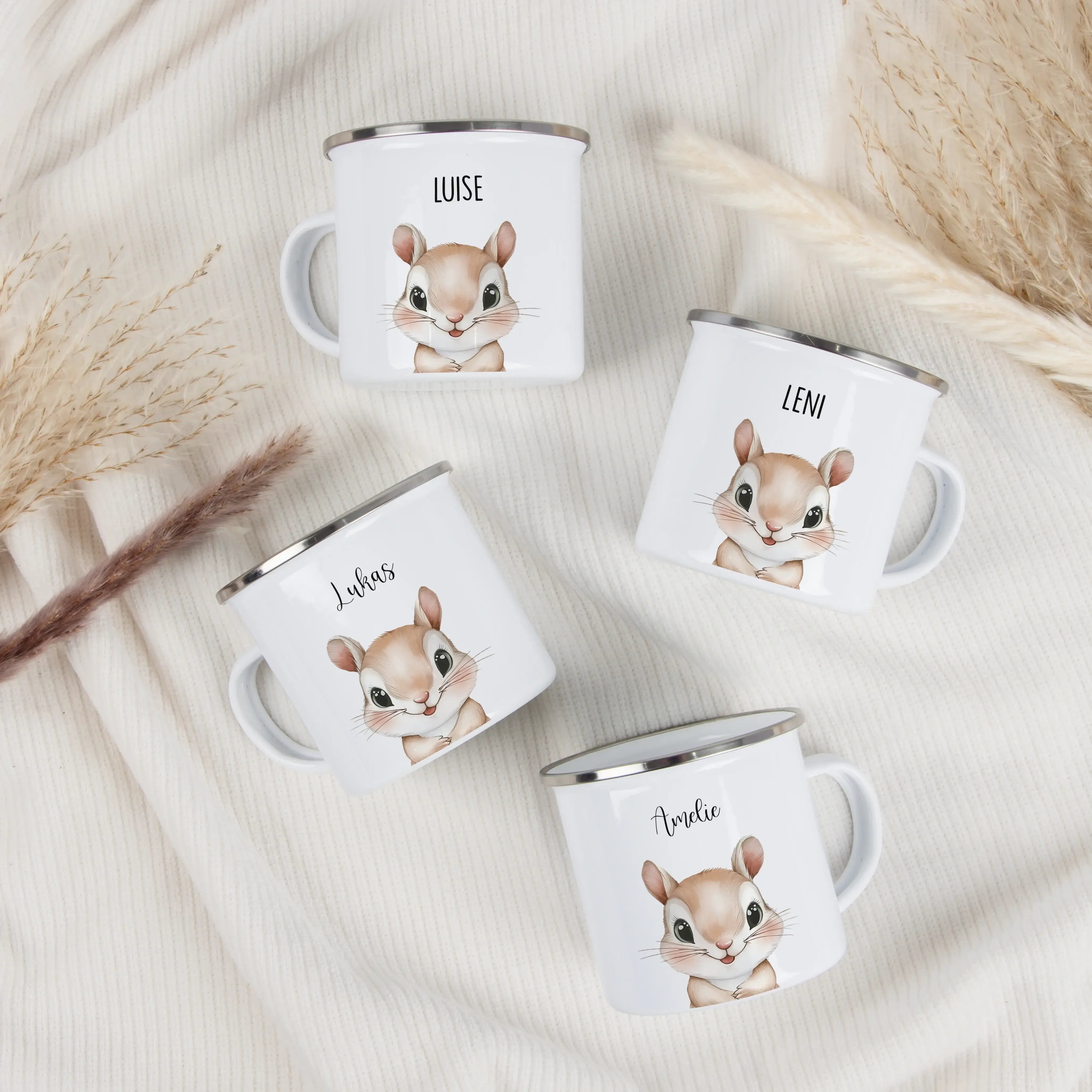 Emaille Tasse Eichhörnchen Portrait-Emaille Tasse-famprints-Die Emaille Tasse Eichhörnchen Portrait ist eine liebevoll gestaltete Tasse für alle, die personalisierte Geschenke mit Bedeutung suchen. Das detailreiche Eichhörnchen-Motiv im künstlerischen Sti