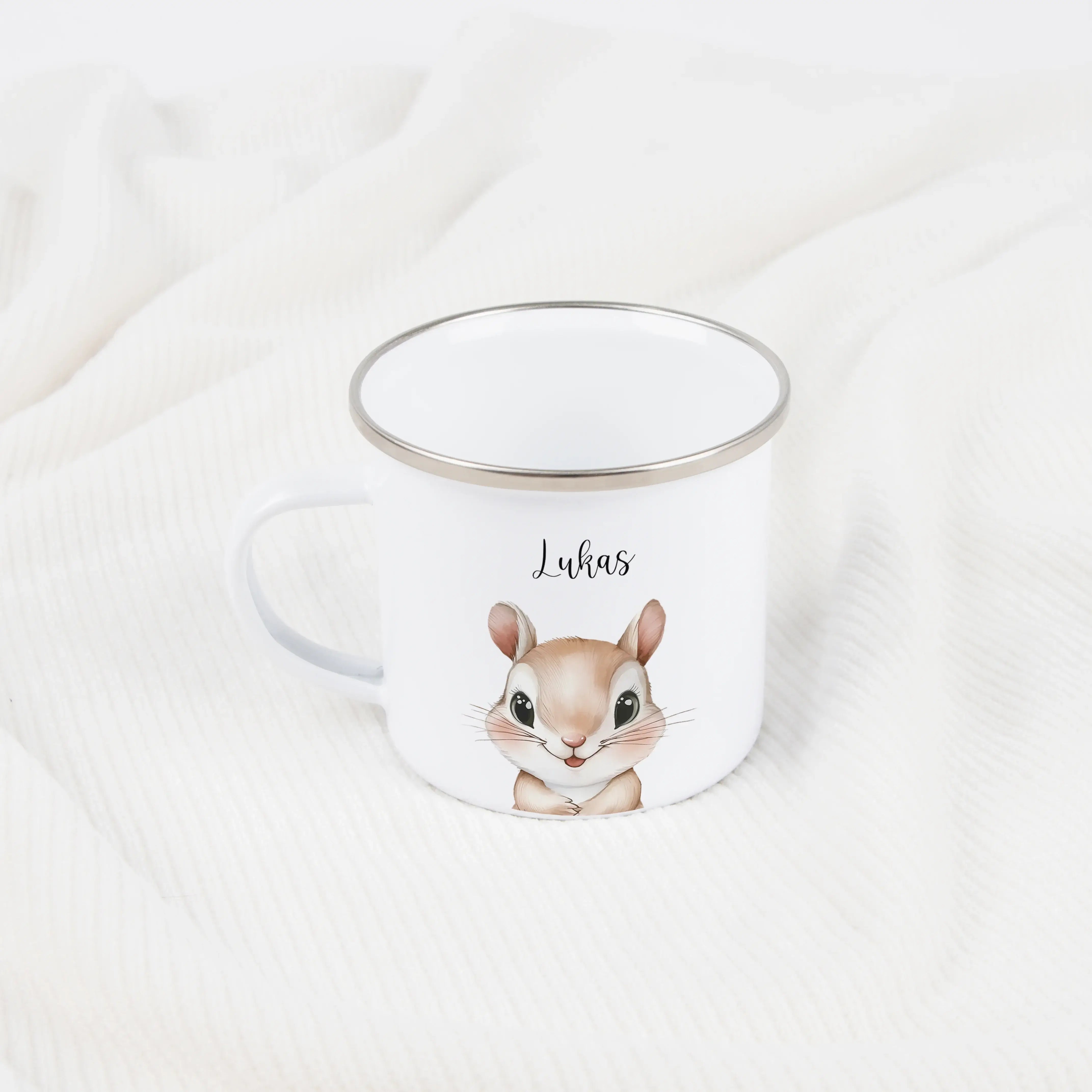 Emaille Tasse Eichhörnchen Portrait-Emaille Tasse-famprints-Die Emaille Tasse Eichhörnchen Portrait ist eine liebevoll gestaltete Tasse für alle, die personalisierte Geschenke mit Bedeutung suchen. Das detailreiche Eichhörnchen-Motiv im künstlerischen Sti