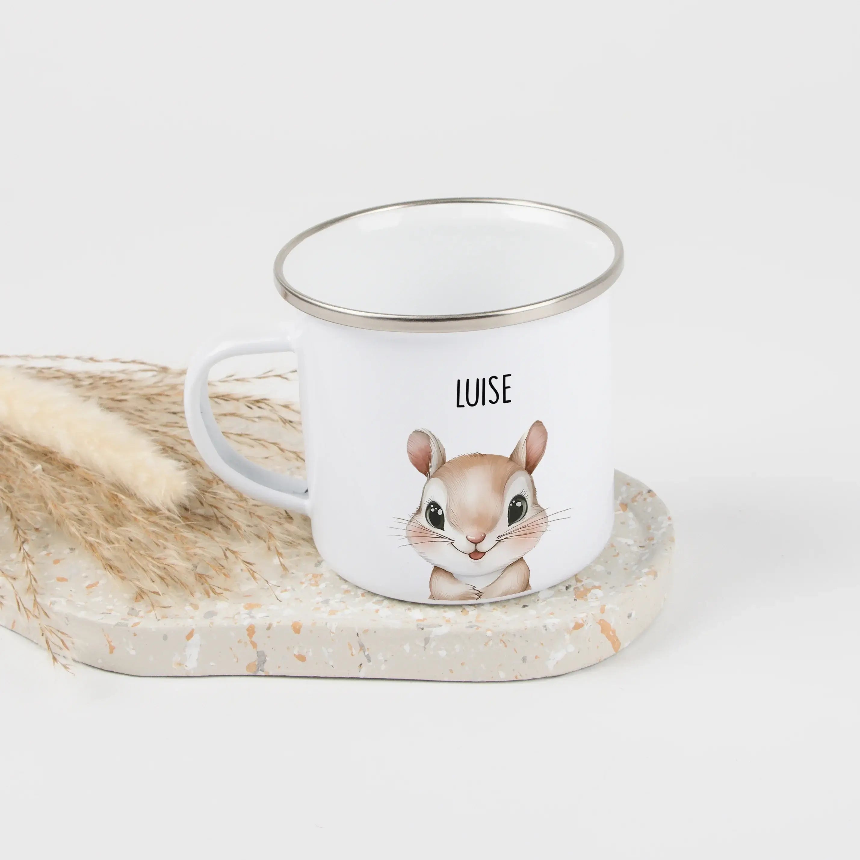 Emaille Tasse Eichhörnchen Portrait-Emaille Tasse-famprints-Die Emaille Tasse Eichhörnchen Portrait ist eine liebevoll gestaltete Tasse für alle, die personalisierte Geschenke mit Bedeutung suchen. Das detailreiche Eichhörnchen-Motiv im künstlerischen Sti