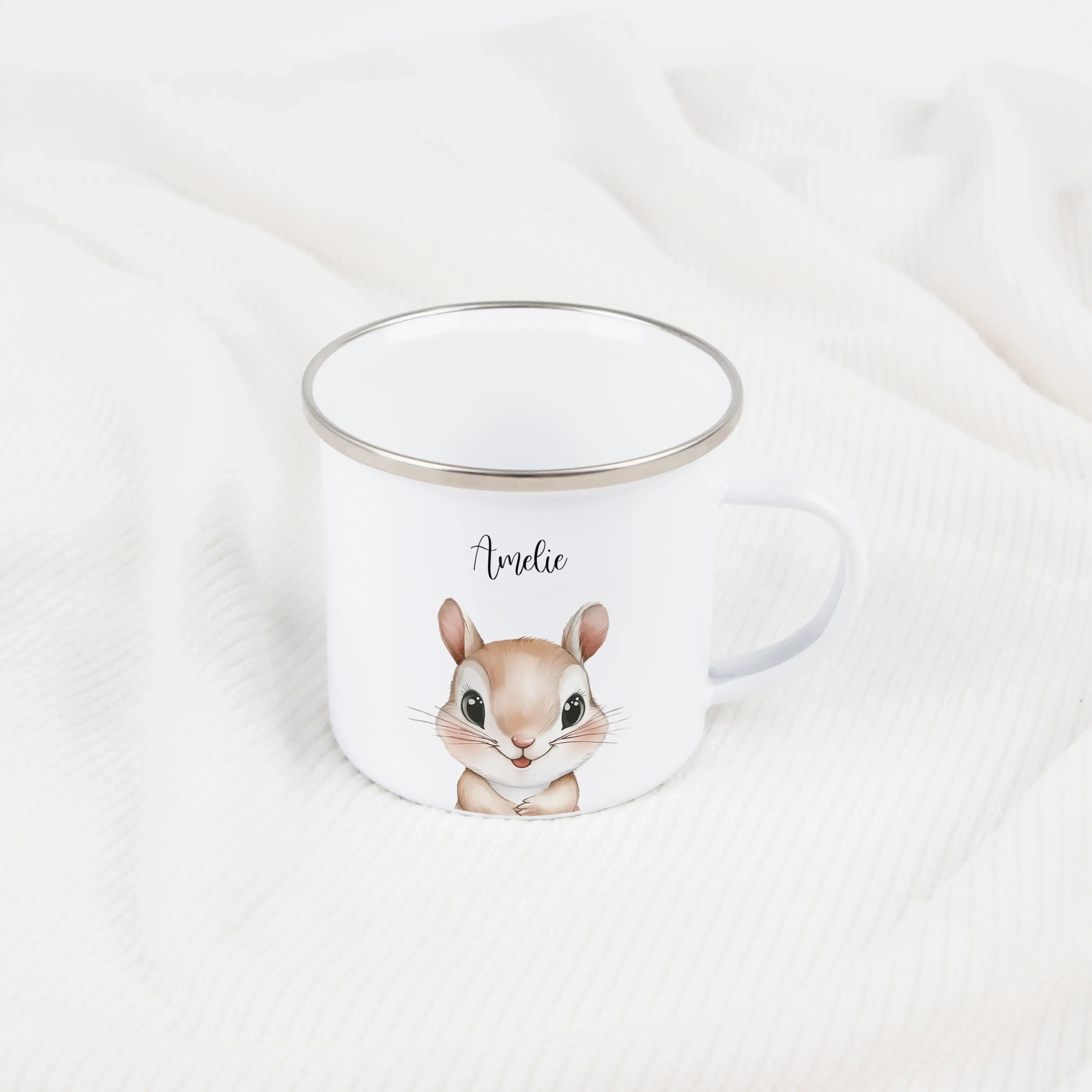 Emaille Tasse Eichhörnchen Portrait-Emaille Tasse-famprints-Die Emaille Tasse Eichhörnchen Portrait ist eine liebevoll gestaltete Tasse für alle, die personalisierte Geschenke mit Bedeutung suchen. Das detailreiche Eichhörnchen-Motiv im künstlerischen Sti