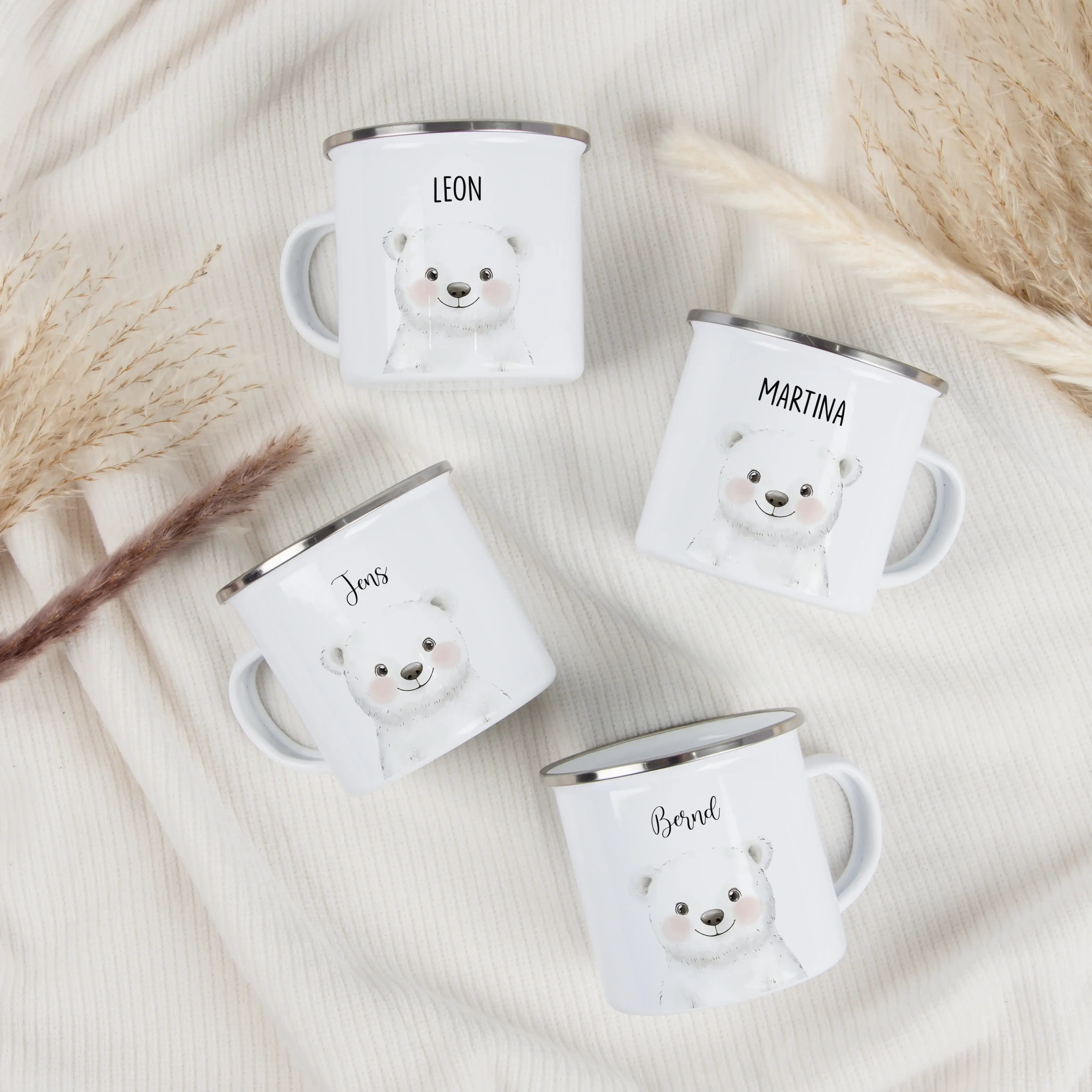 Emaille Tasse Eisbär Portrait-Emaille Tasse-famprints-Die Emaille Tasse Eisbär Portrait von famprints ist eine liebevoll gestaltete Kindertasse, die Alltag und Geschenkidee perfekt verbindet. Das zarte Eisbärenmotiv im Portrait-Stil wirkt ruhig, verspielt