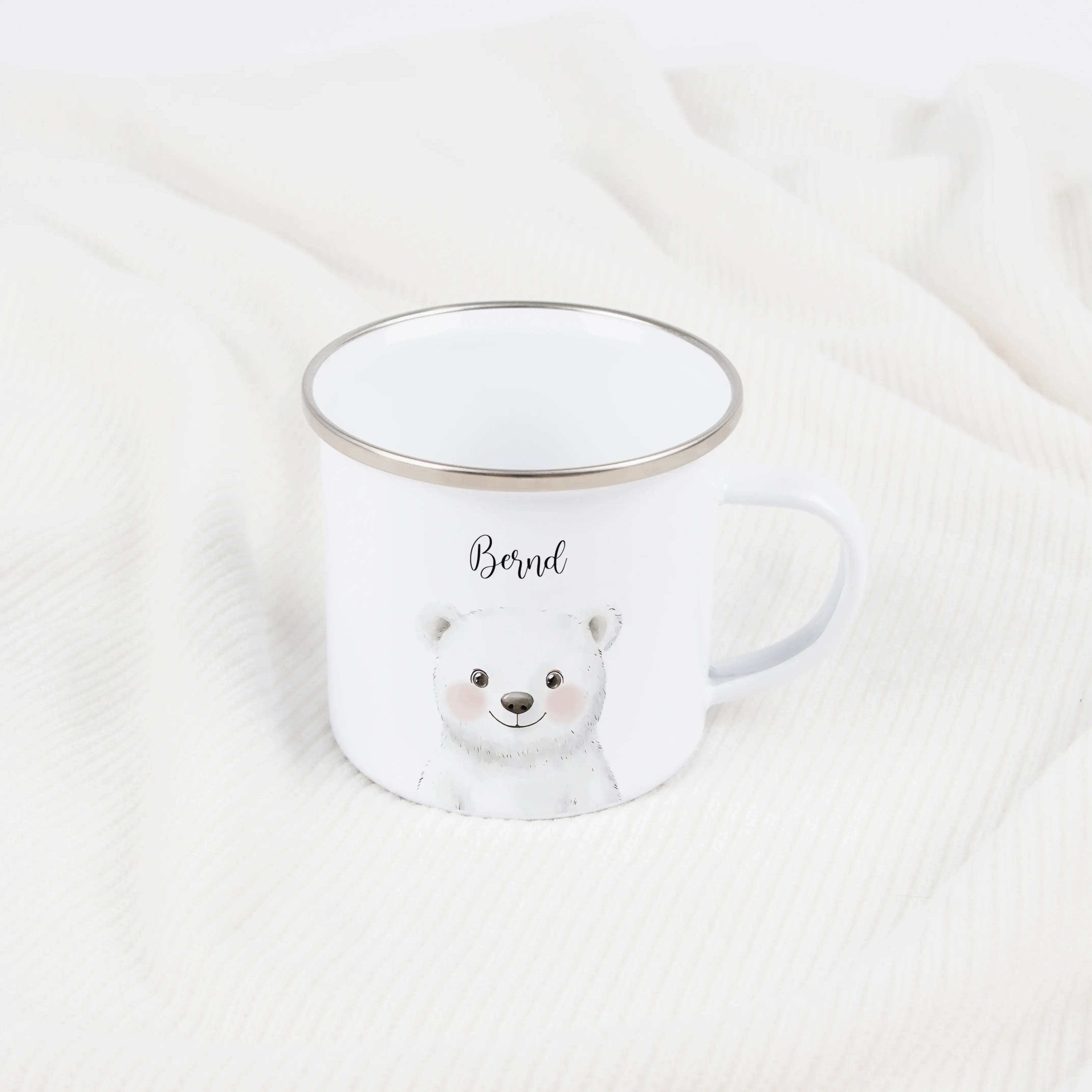 Emaille Tasse Eisbär Portrait-Emaille Tasse-famprints-Die Emaille Tasse Eisbär Portrait von famprints ist eine liebevoll gestaltete Kindertasse, die Alltag und Geschenkidee perfekt verbindet. Das zarte Eisbärenmotiv im Portrait-Stil wirkt ruhig, verspielt