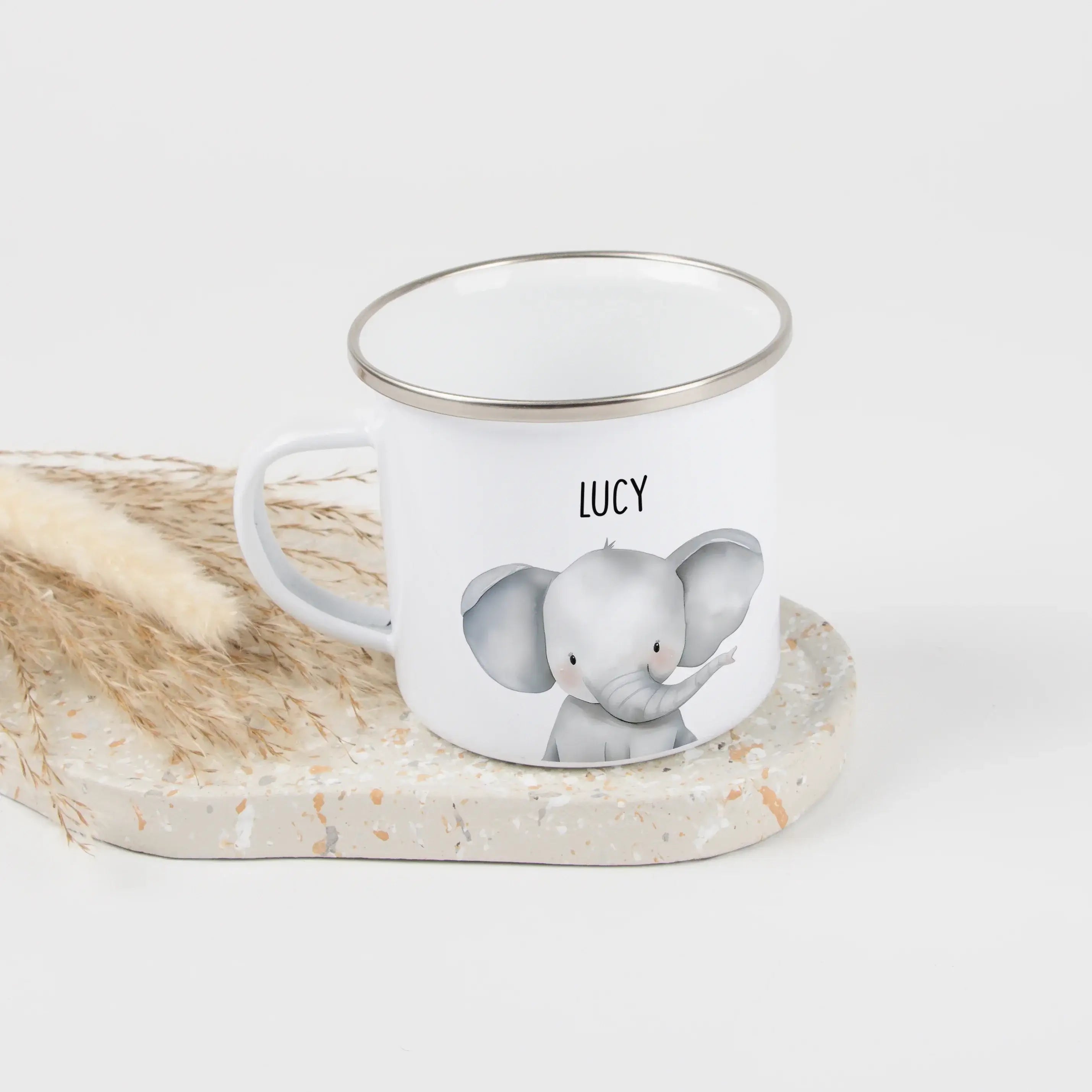 Emaille Tasse Elefant Portrait-Emaille Tasse-famprints-Die Emaille Tasse Elefant Portrait verbindet liebevolles Design mit persönlicher Note und wird bei famprints zu einem Geschenk, das Kinder im Alltag gern nutzen. Das sanfte Elefantenmotiv entsteht in