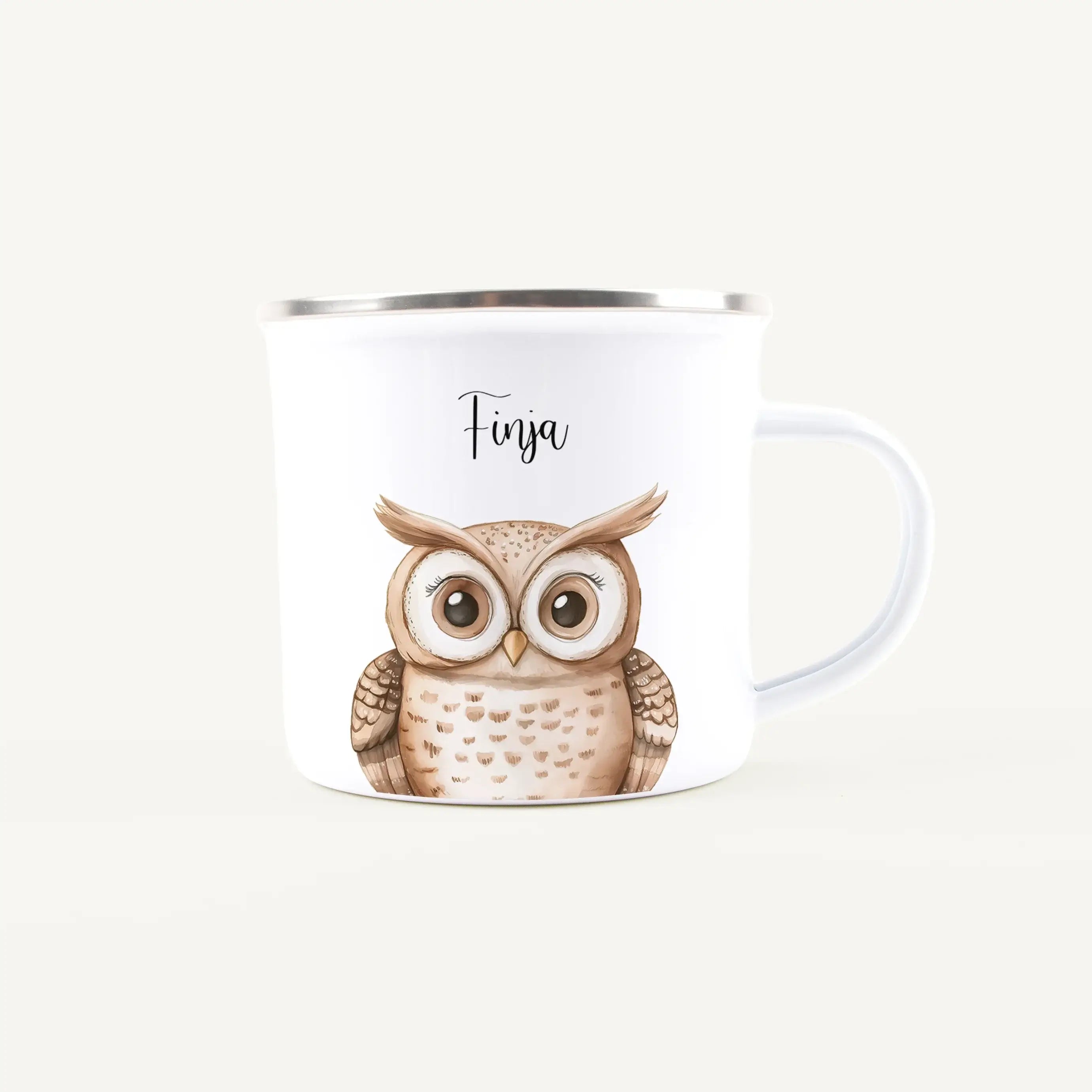 Emaille Tasse Eule Portrait-Emaille Tasse-famprints-Die Emaille Tasse Eule Portrait verbindet liebevolle Gestaltung mit einem persönlichen Motiv, das den Alltag kleiner Entdecker bereichert. Bei famprints entsteht aus einer kindgerechten Illustration ein