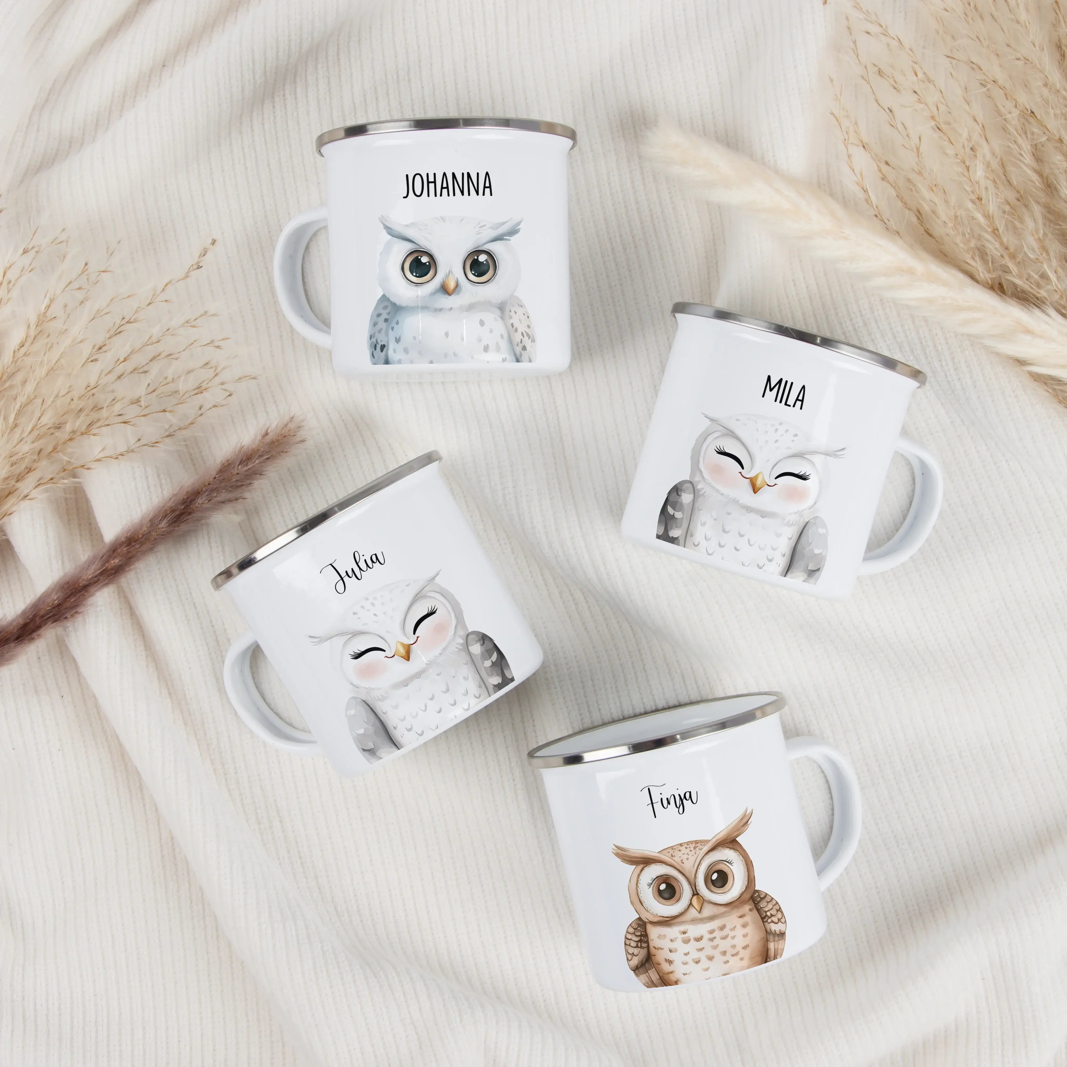 Emaille Tasse Eule Portrait-Emaille Tasse-famprints-Die Emaille Tasse Eule Portrait verbindet liebevolle Gestaltung mit einem persönlichen Motiv, das den Alltag kleiner Entdecker bereichert. Bei famprints entsteht aus einer kindgerechten Illustration ein