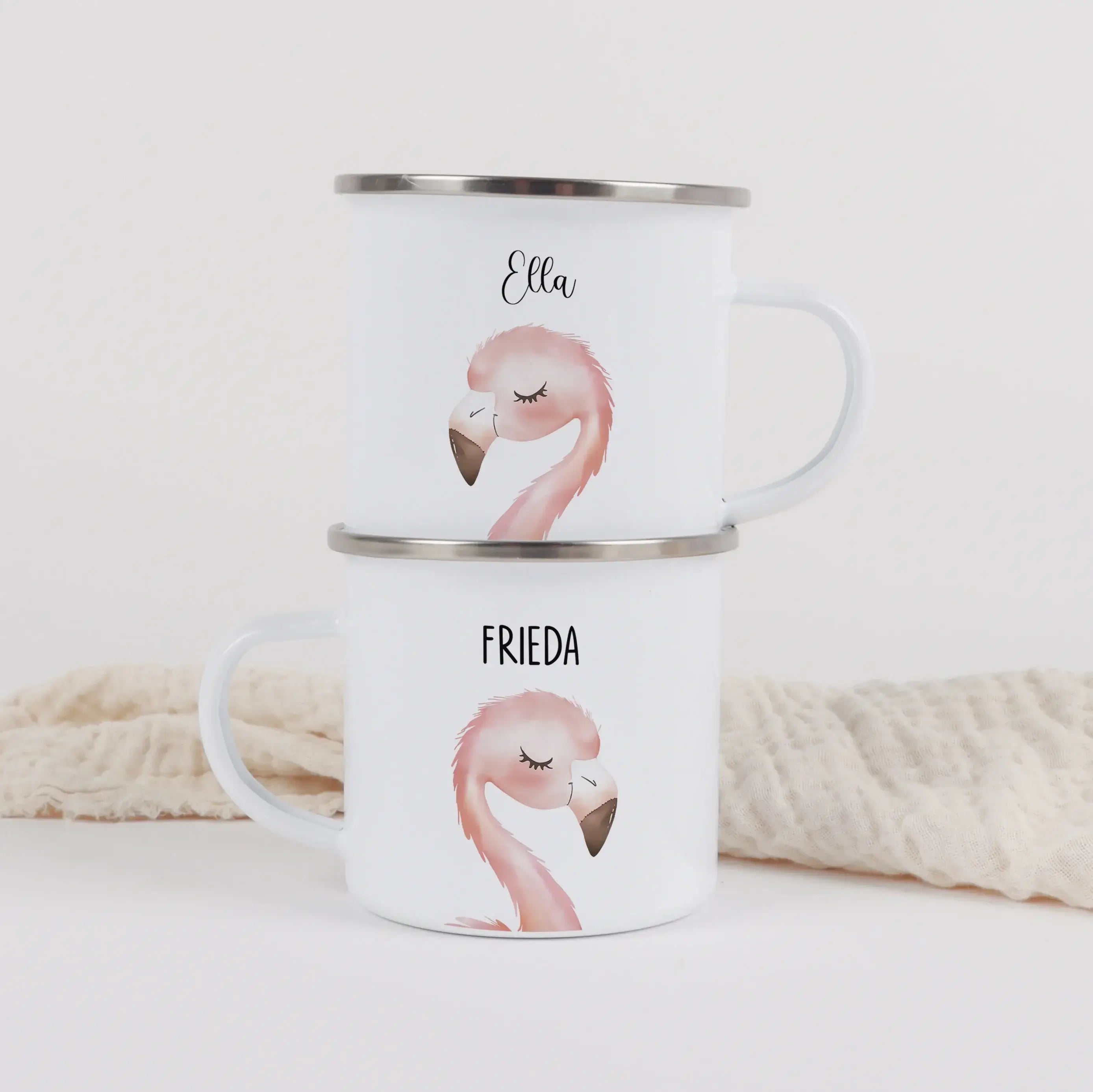 Emaille Tasse Flamingo Portrait-Emaille Tasse-famprints-Mit der Emaille Tasse Flamingo Portrait gestaltest du einen Becher, der Persönlichkeit zeigt und im Alltag Freude macht. Das liebevoll illustrierte Flamingo Motiv im Aquarell-Stil wird mit deinem Wun