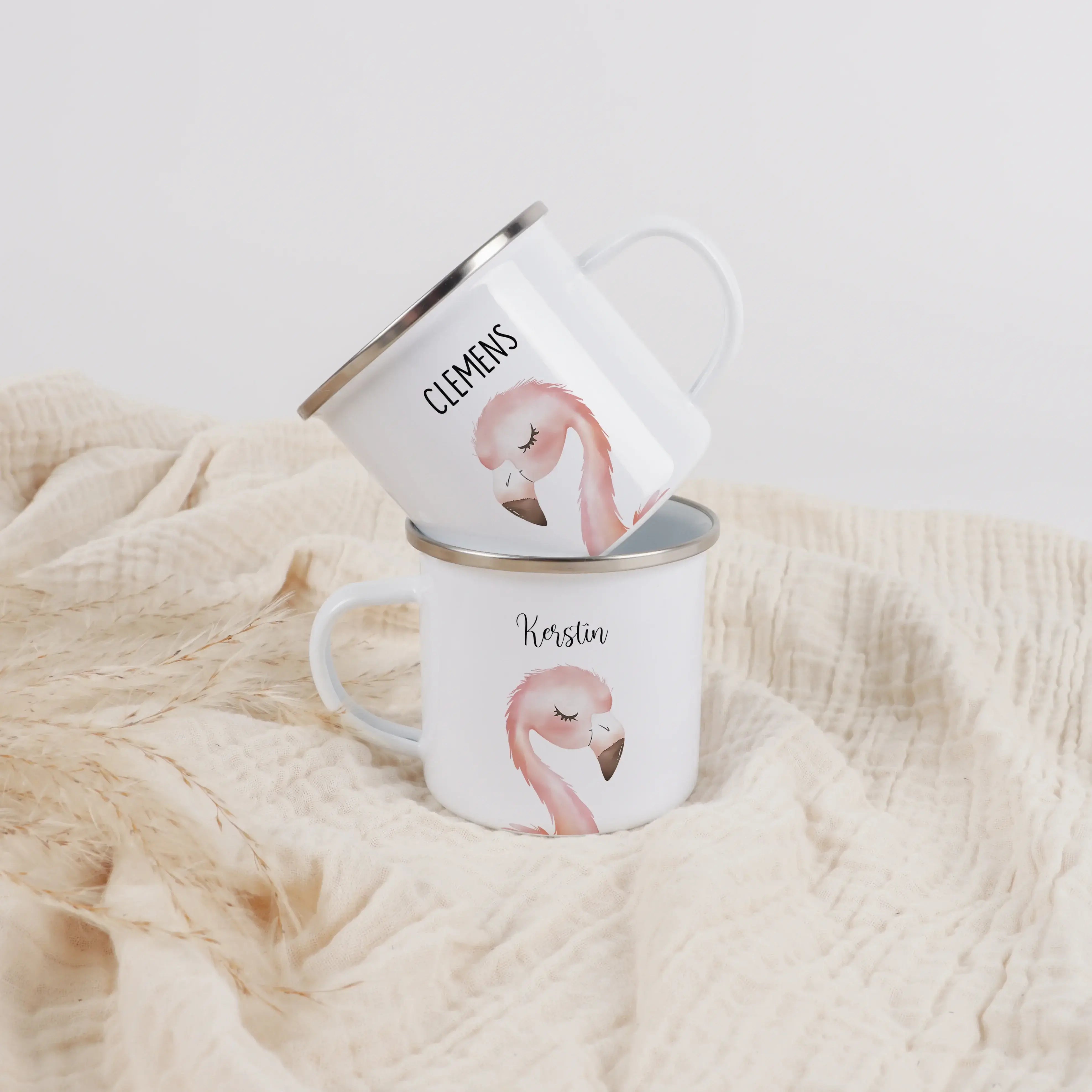 Emaille Tasse Flamingo Portrait-Emaille Tasse-famprints-Mit der Emaille Tasse Flamingo Portrait gestaltest du einen Becher, der Persönlichkeit zeigt und im Alltag Freude macht. Das liebevoll illustrierte Flamingo Motiv im Aquarell-Stil wird mit deinem Wun