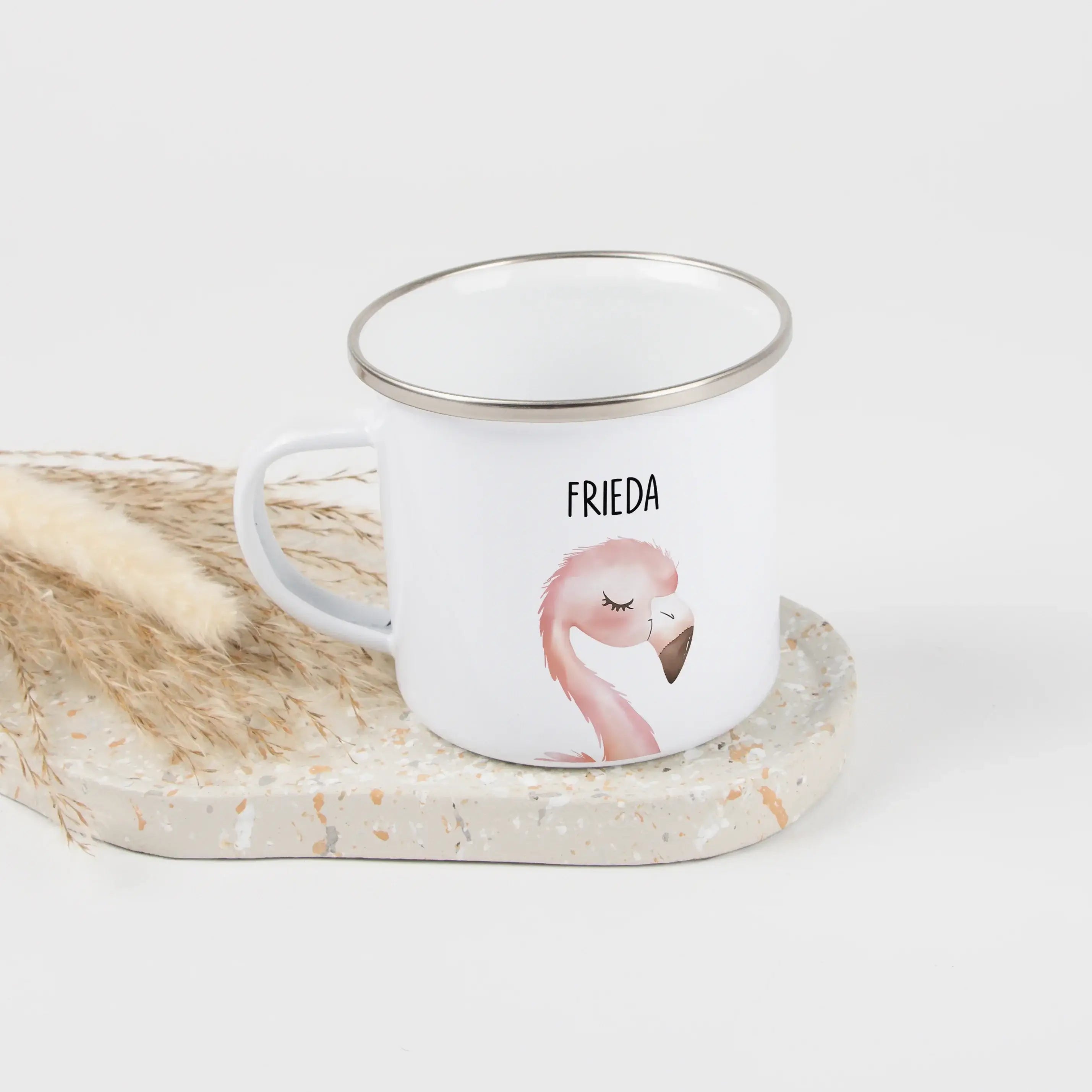 Emaille Tasse Flamingo Portrait-Emaille Tasse-famprints-Mit der Emaille Tasse Flamingo Portrait gestaltest du einen Becher, der Persönlichkeit zeigt und im Alltag Freude macht. Das liebevoll illustrierte Flamingo Motiv im Aquarell-Stil wird mit deinem Wun