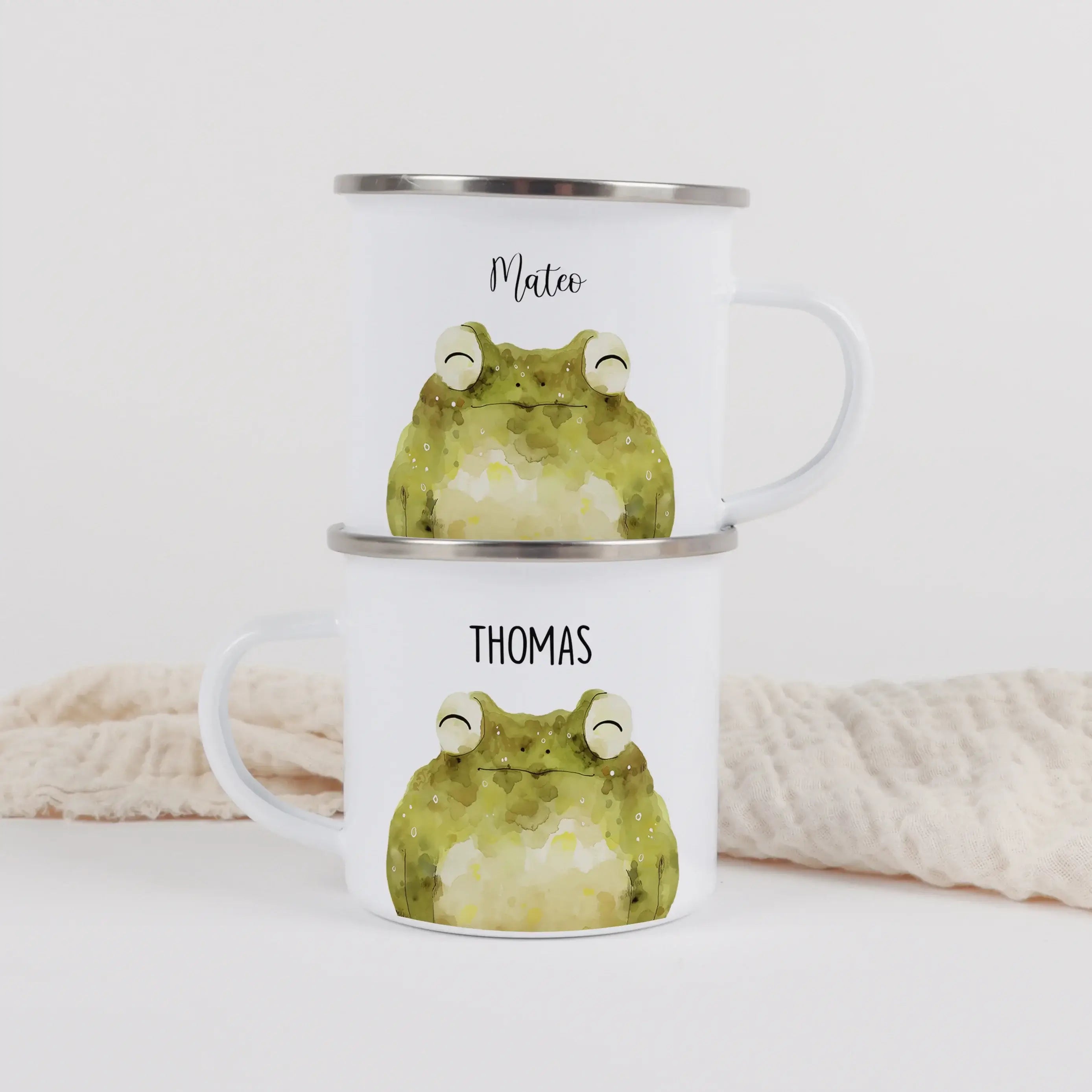 Emaille Tasse Frosch Portrait-Emaille Tasse-famprints-Die Emaille Tasse Frosch Portrait von famprints bringt dir ein kleines Stück Kreativität in den Alltag und verwandelt jedes Getränk in einen persönlichen Moment. Das liebevoll gestaltete Aquarellmotiv