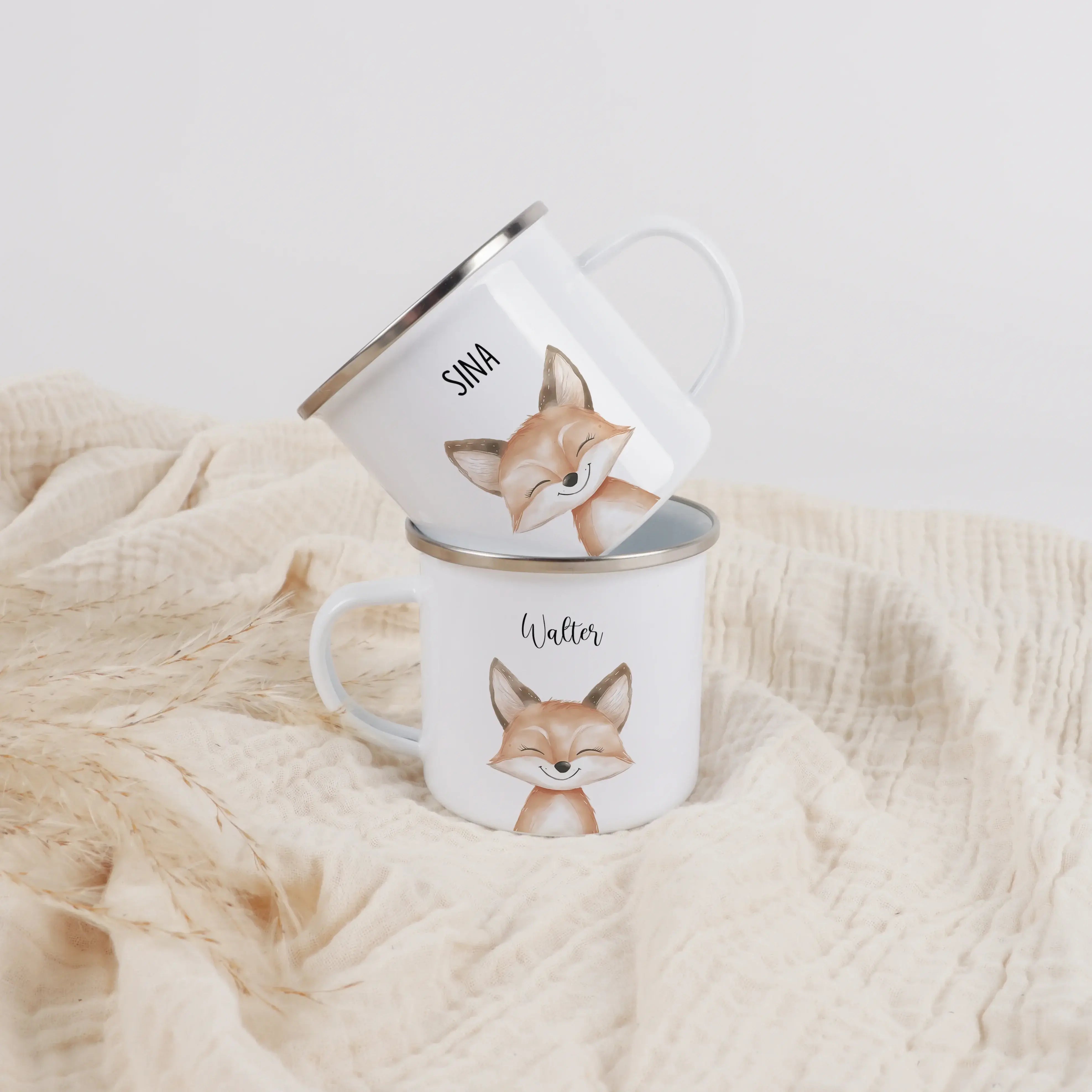 Emaille Tasse Fuchs Portrait-Emaille Tasse-famprints-Die Emaille Tasse Fuchs Portrait von famprints ist ein personalisiertes Geschenk, das Kinderaugen leuchten lässt und im Alltag schnell zum festen Lieblingsbecher wird. Das liebevoll illustrierte Fuchs-M